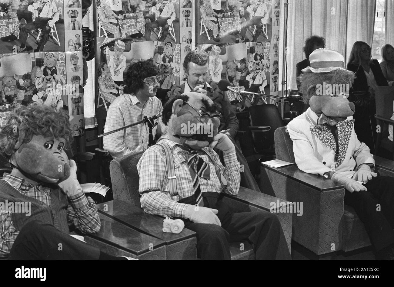 Uncle Joop elezioni Ferry de Groot (a sinistra) e André van Duin con in primo piano di MR. De Groot, zio Joop e Dik Voormekaar Data: 24 marzo 1979 Parole Chiave: Giudici, elezioni Nome Della Persona: Dune, André van, Groot, Ferry de Foto Stock