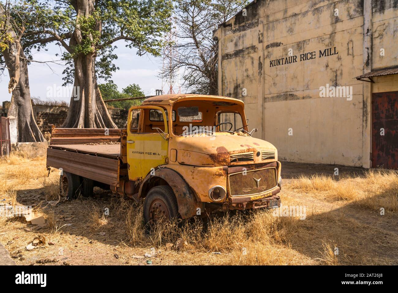 LKW rack vor der verlassenen ehemaligen Reis Mühle a Kuntaur , Gambia, Westafrika | relitto di camion presso l'ex mulino di riso abbandonato a Kuntaur, Gam Foto Stock