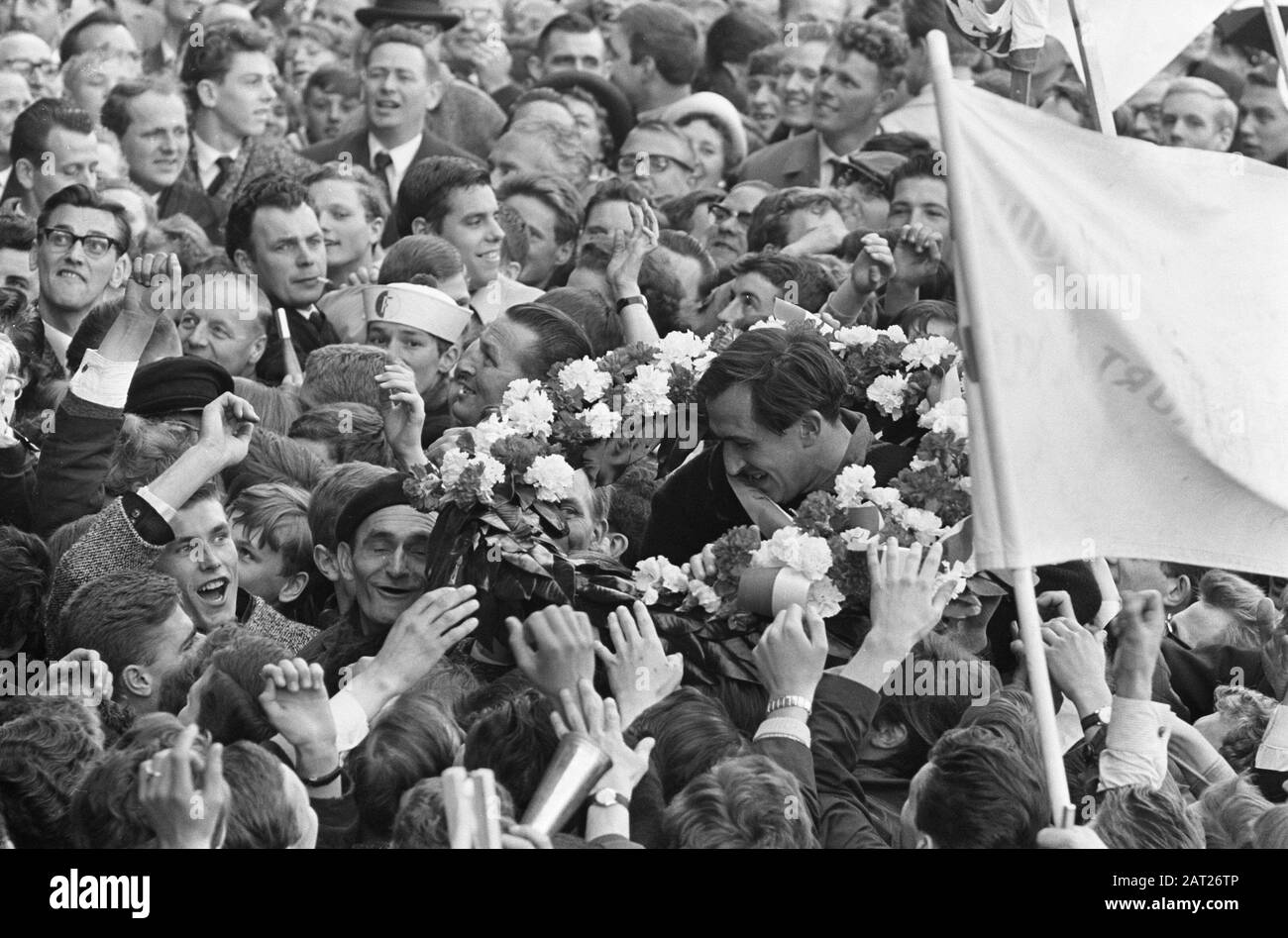 Feyenoord contro GVAV 1-1, Pieters Graafland sulle spalle Data: 25 aprile 1965 Parole Chiave: Spalle, giocatori, sport, tifosi, calcio Nome personale: Pieters Graafland, Eddy Institution nome : Feyenoord Foto Stock