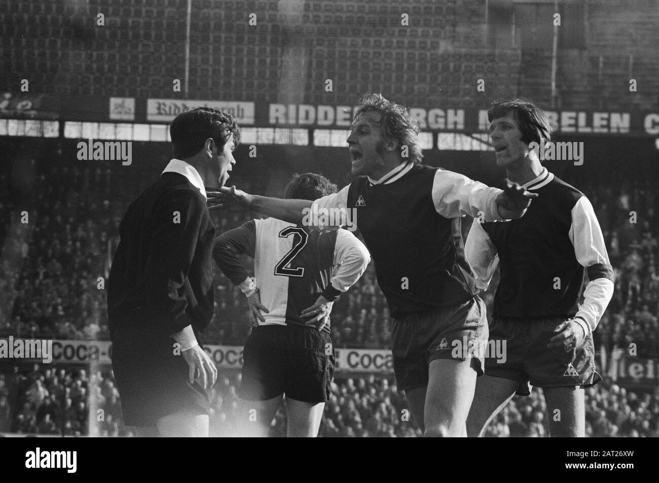 Feyenoord contro Haarlem 4-0, Fransz (Haarlem) proteste all'arbitro Keizer Data: 16 febbraio 1975 Località: Haarlem Parole Chiave: Arbitri, sport, calcio Nome dell'istituzione: Feyenoord Foto Stock