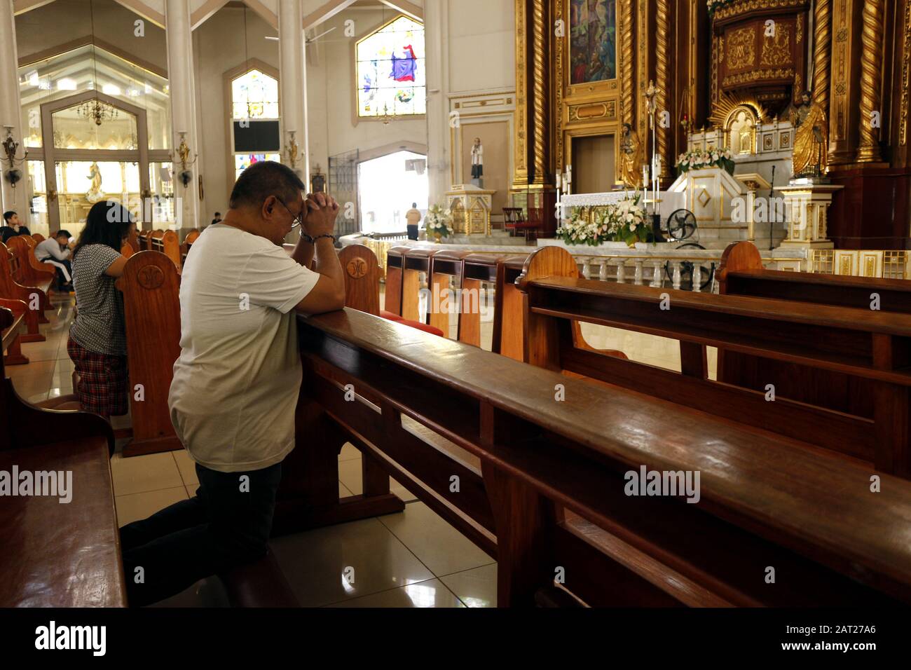 Città di Antipolo, Filippine - 29 gennaio 2020: Uomini e donne cattolici si inginocchiarono e pregano all'interno della Cattedrale di Antipolo o della Madonna della Pace e del G. Foto Stock