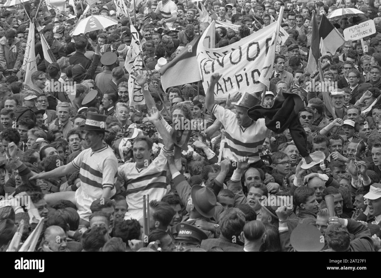 Feyenoord contro Rapid. Feyenoord campione. Rivelazione di Feyenoord. Giocatori sulle spalle dei tifosi Data: 28 maggio 1961 Località: Rotterdam, Zuid-Holland Parole Chiave: Sport, tifosi, calcio Foto Stock