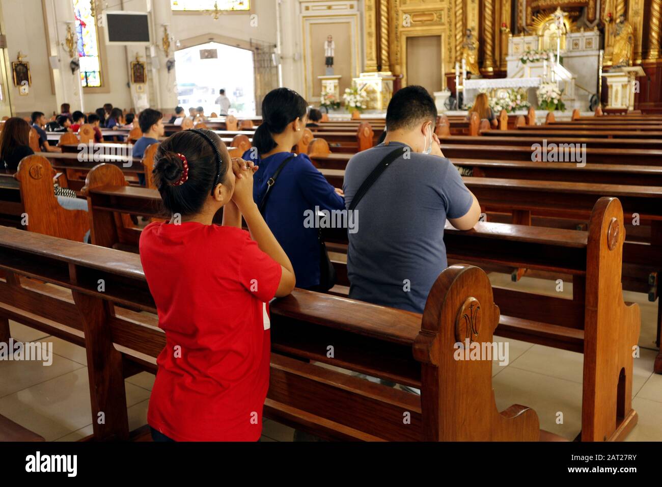 Città di Antipolo, Filippine - 29 gennaio 2020: Uomini e donne cattolici si inginocchiarono e pregano all'interno della Cattedrale di Antipolo o della Madonna della Pace e del G. Foto Stock