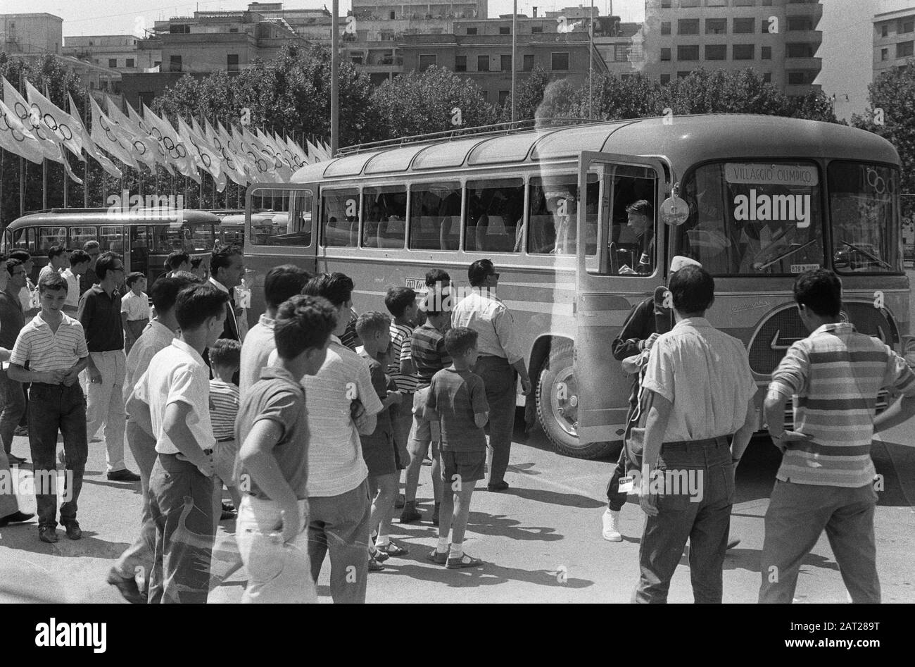 Olimpiadi di Roma, firme di autobus nel villaggio olimpico Data: 23 agosto 1960 Località: Italia, Roma Parole Chiave: Autobus, immagini della città Foto Stock