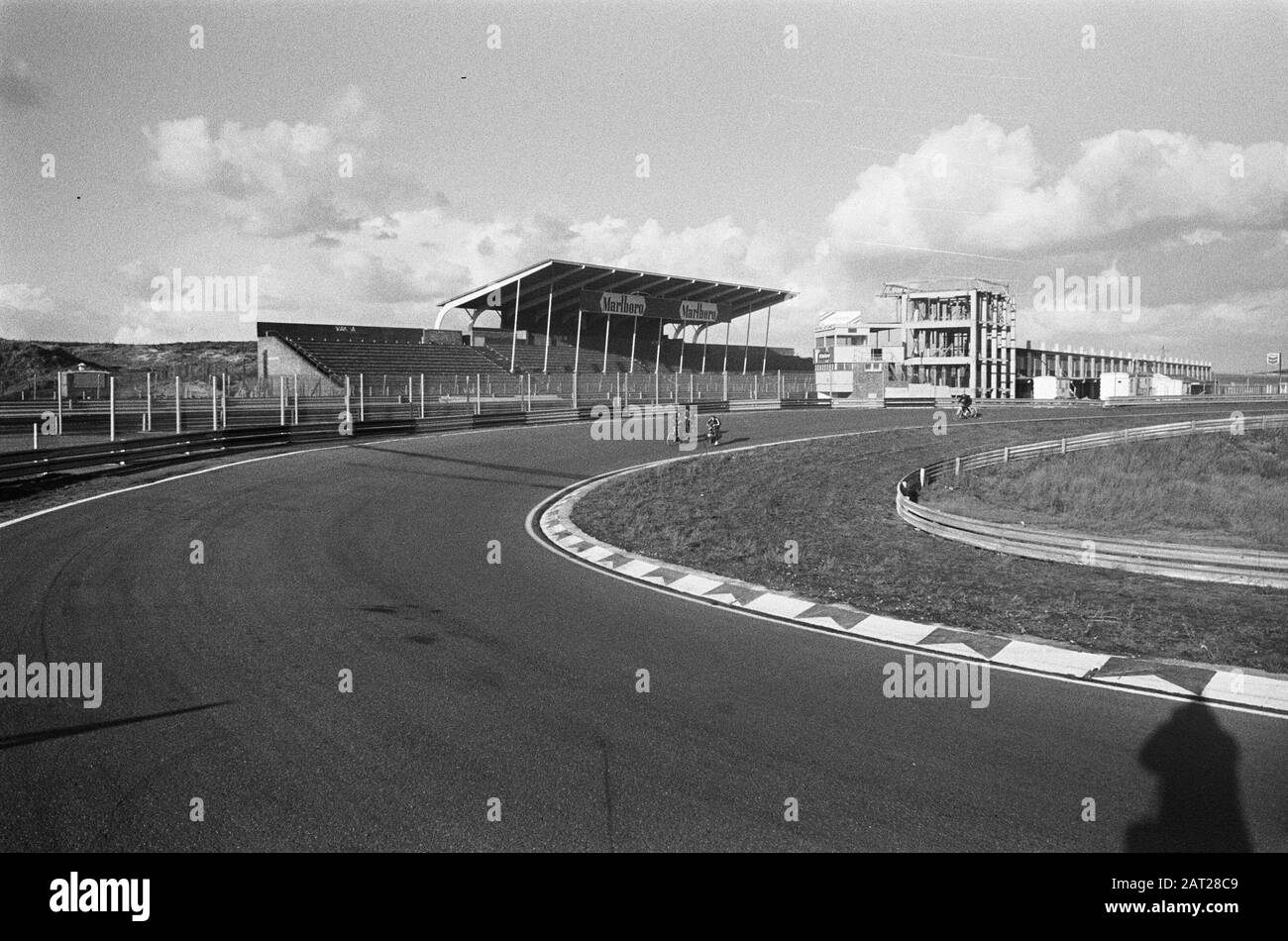 Immagini del carless Sunday Cycling sul circuito di Zandvoort Data: 25 novembre 1973 Località: Noord-Holland, Zandvoort Parole Chiave: Circuiti, biciclette Foto Stock