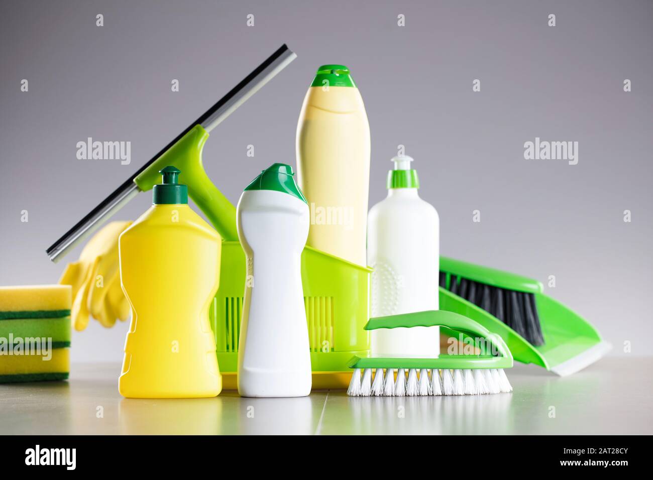 Tema pulizia casa di primavera. Prodotti per la pulizia colorati su tavolo bianco. Luogo per la tipografia. Foto Stock