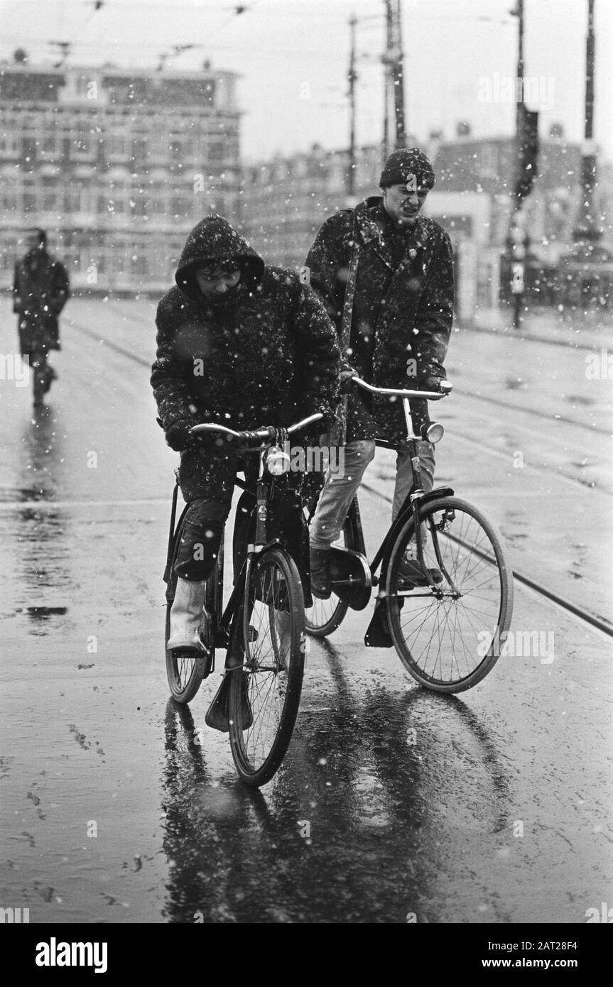 Primi Ciclisti di neve ad Amsterdam Data: 14 Gennaio 1983 Località: Amsterdam, Noord-Holland Parole Chiave: Levigatezza, immagini atmosferiche, inverno Foto Stock