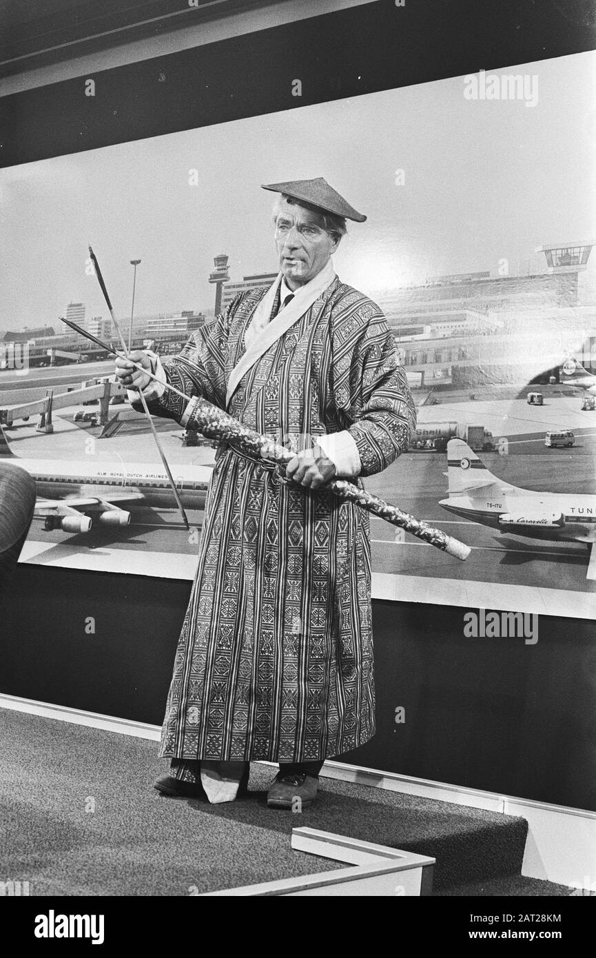 Filmer Jan Boon arriva da Boethan in Himalaya all'aeroporto di Schiphol; Jan Boon in indigeno mantel Data: 9 dicembre 1970 luogo: Noord-Holland, Schiphol Parole Chiave: Arrivi Nome personale: Boon Jan Nome dell'istituzione: Schiphol Foto Stock
