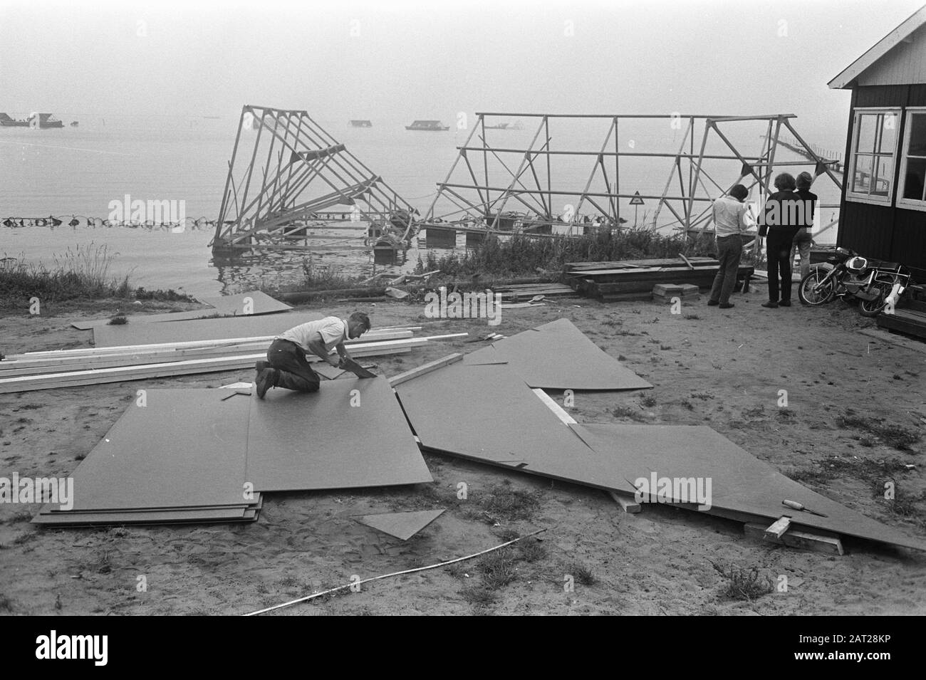 Film decor for film about book by Jan de Hartog De kleine Ark is besting built in Ijsselmeer; wonded cottages in Ijsselmeer Data: 10 agosto 1970 posizione: Ijsselmeer Parole Chiave: Decori, film, case Foto Stock