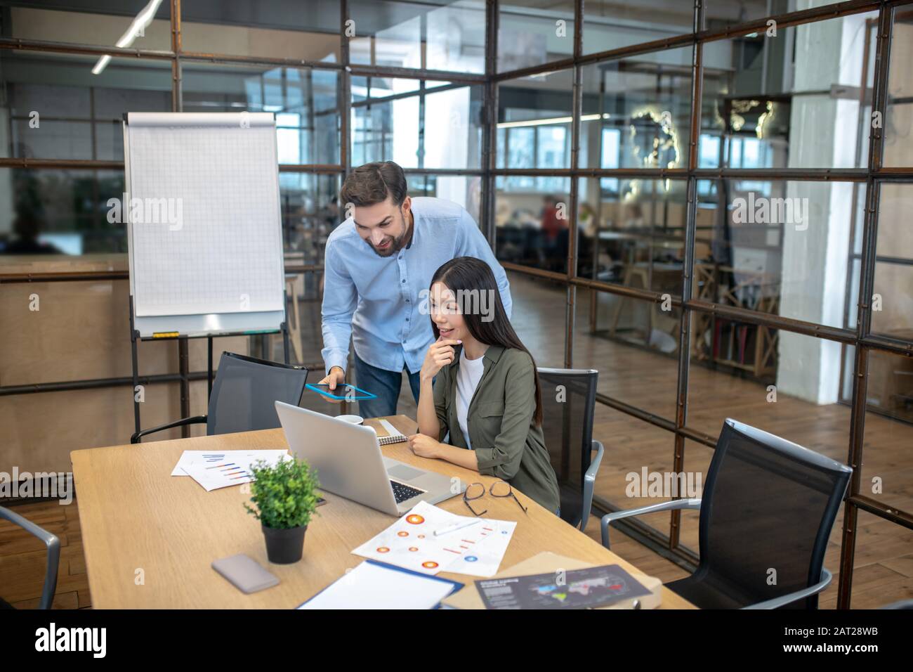 Due giovani colleghi che lavorano su un nuovo progetto Foto Stock