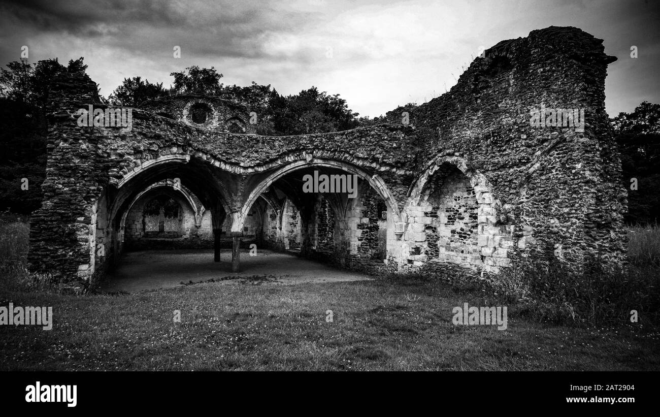 Antiche rovine di pietra nel mezzo del paese Foto Stock