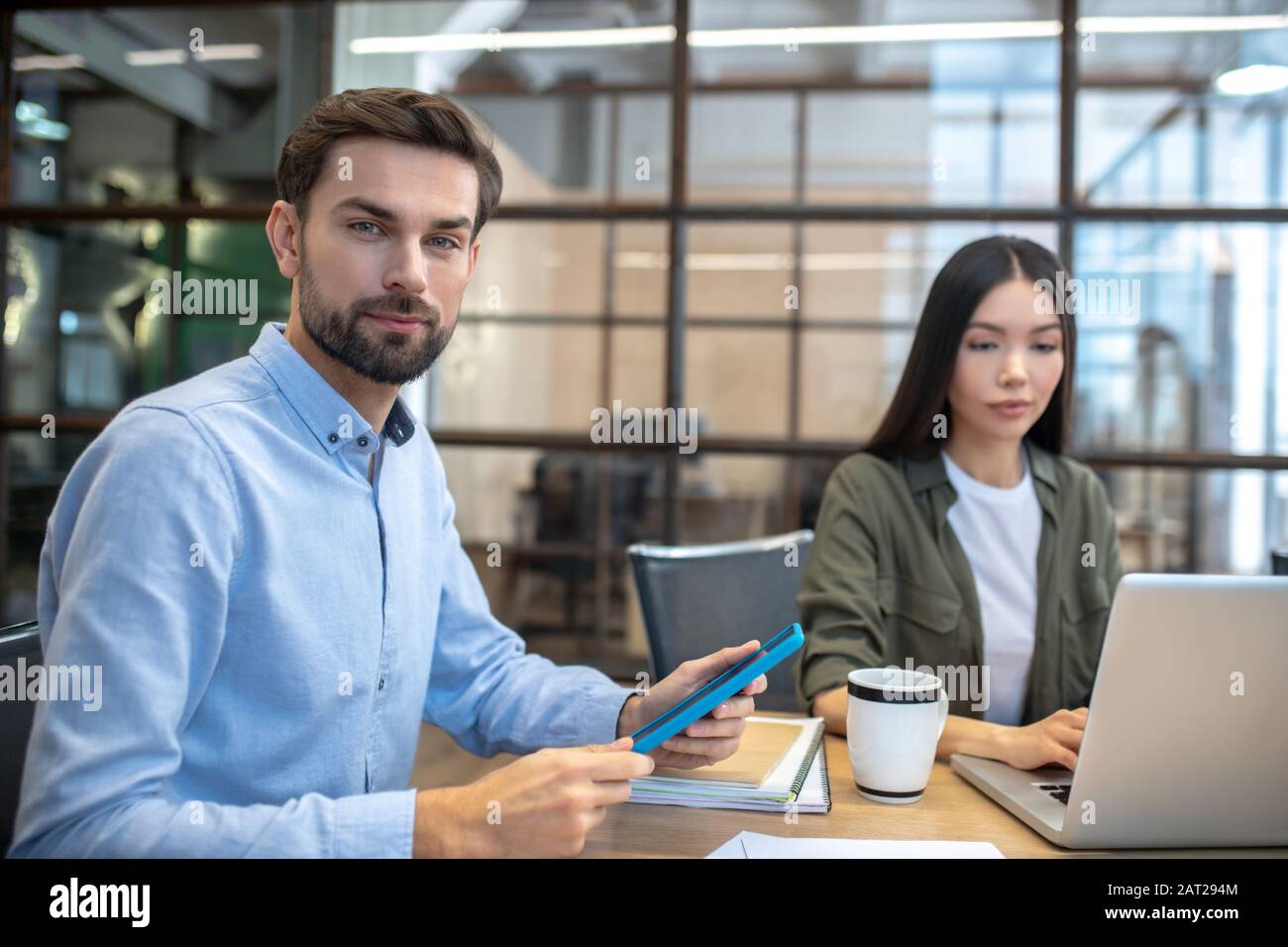 Un uomo e una donna che hanno un giorno lavorativo nell'ufficio Foto Stock