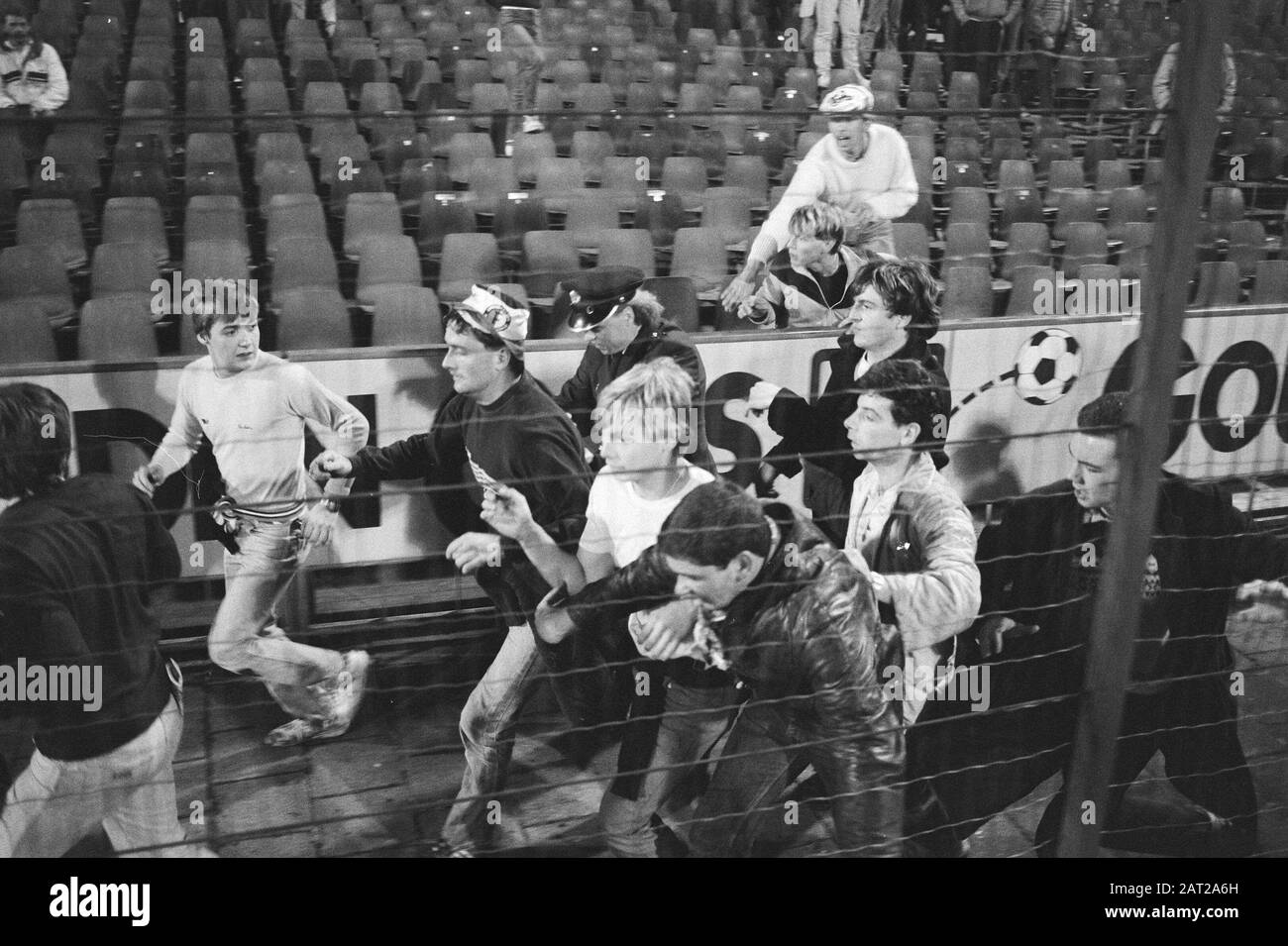 Feyenoord / Tottenham Hotspur 0-2, Europacup III Wegrennende tifosi Data: 2 novembre 1983 Località: Rotterdam, Sud-Olanda Parole Chiave: Rivolte, sostenitori, calcio Nome dell'istituzione: Feyenoord, Tottenham Hotspur Foto Stock