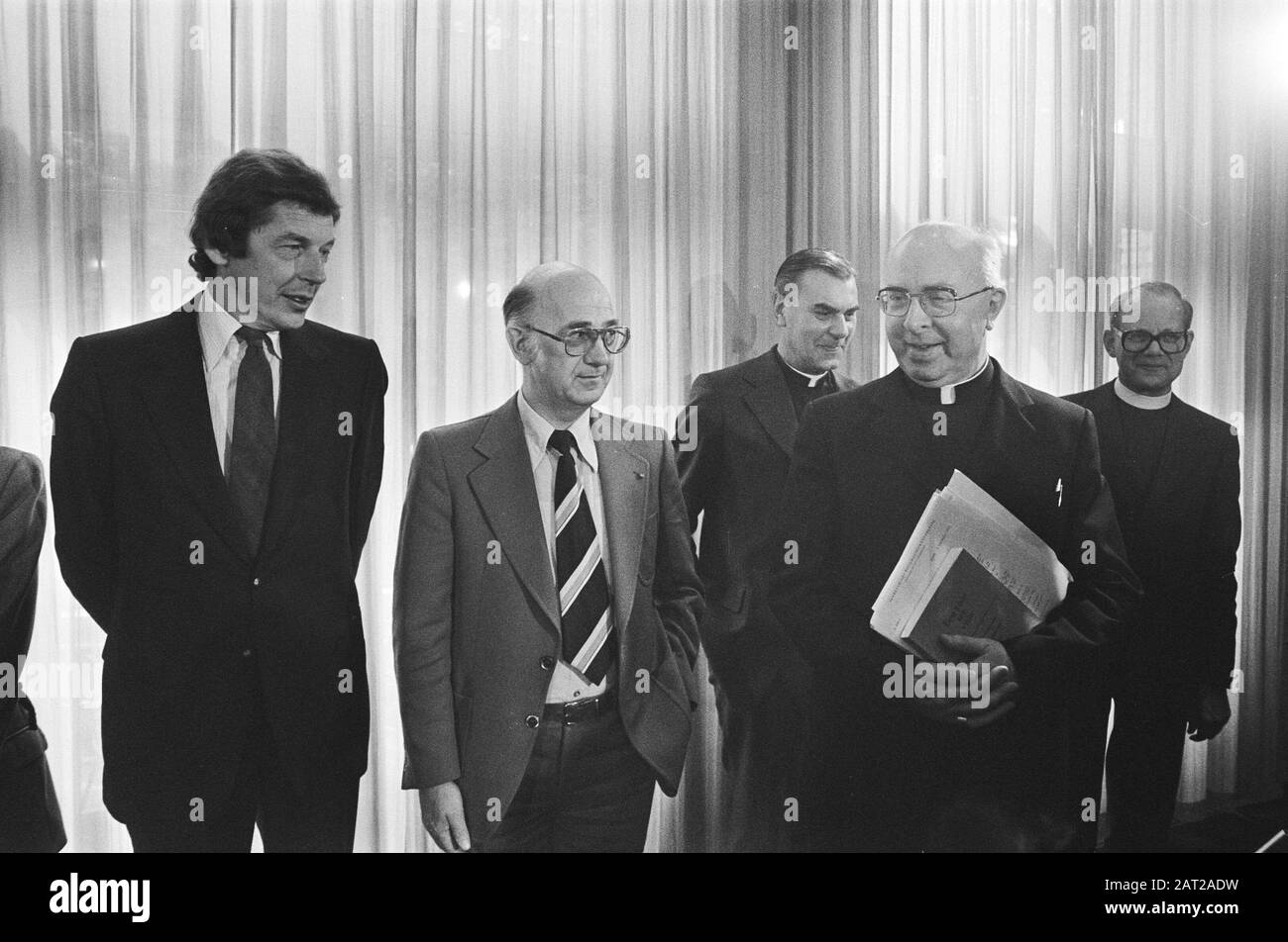 FNV parla con vescovi congiunti di Utrecht; v.n.r. WIM Kok (FNV), Spit (vicepresidente FNV), Mons. Bluysen, Cardinal Willebrand E Mgr. Ernst/Data: 8 Settembre 1977 Località: Utrecht Parole Chiave: Bisschops, Cardinali, Vice Presidenti Nome Personale: Ernst, Huub, Kok, Wim Foto Stock