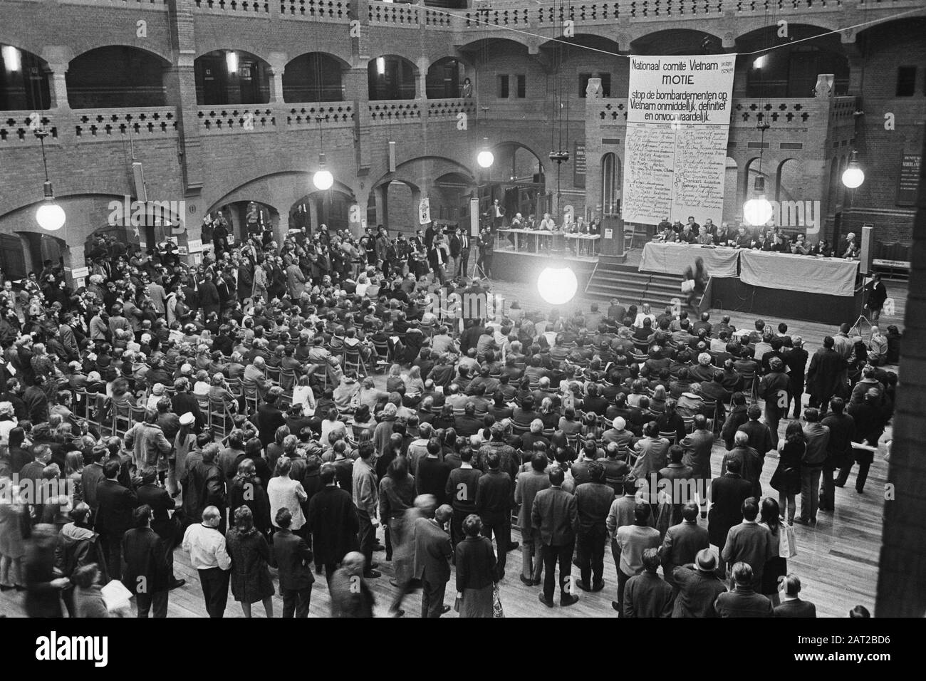 Forum sul Vietnam, in koopmansbeurs, panoramica delle stampe e durante il forum Data: 2 febbraio 1968 luogo: Amsterdam Parole Chiave: Forum Nome istituzione: Koopmansbeurs Foto Stock