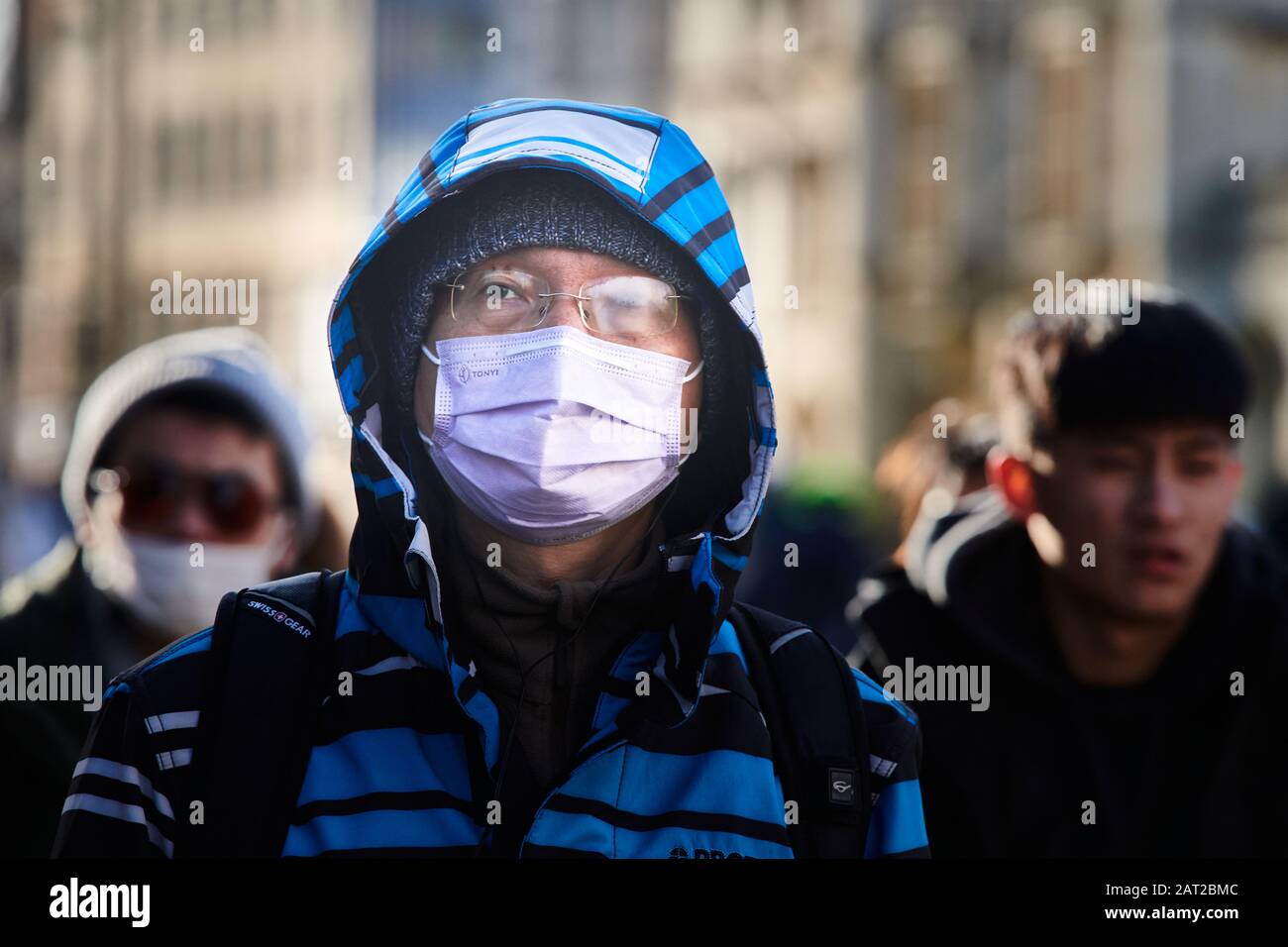 Maschera facciale indossata da un turista cinese al di fuori del King's College, Cambridge, Inghilterra, il 30 gennaio 2020, per evitare di catturare l'influenza del coronavirus. Foto Stock