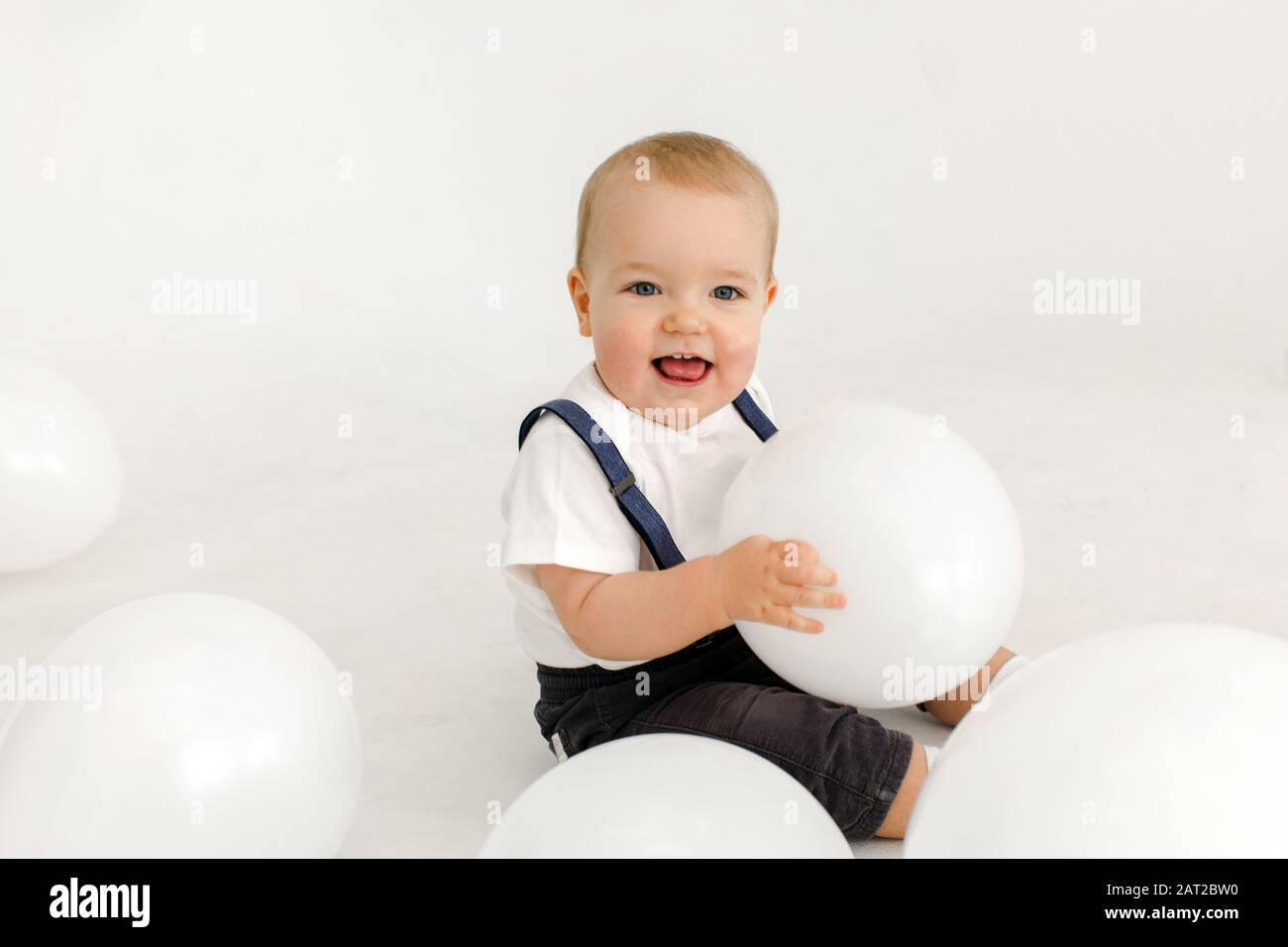 Gioioso piccolo capretto con palloncini in studio Foto Stock