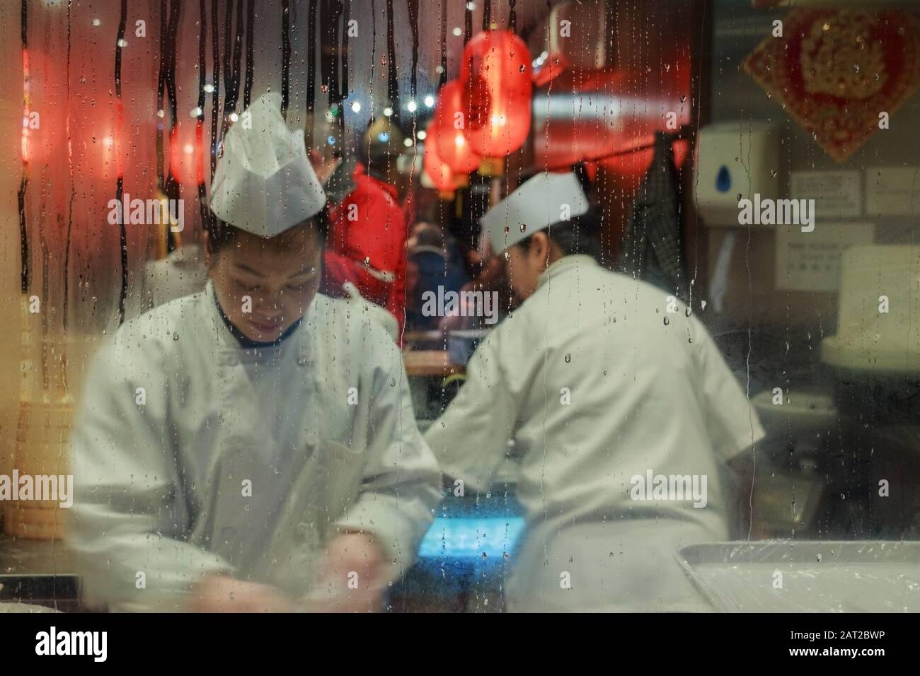 Vista attraverso la finestra del ristorante cinese a Chinatown a Londra, Regno Unito Foto Stock