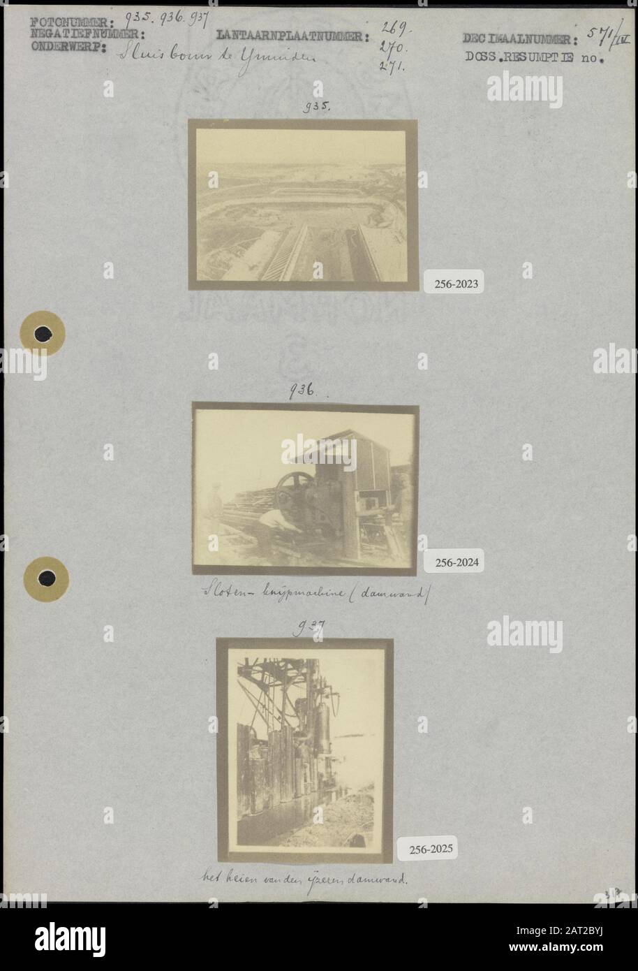 Costruzione di blocchi in IJmuiden Foto 1: Panoramica della fossa di costruzione (5,5x7,5 cm; sconosciuto) Foto 2: Una macchina di bloccaggio-spremitura (palancole) (5,5x7,5 cm; sconosciuto) Foto 3: Palancole del muro di palancole di ferro (7,5x6 cm; sconosciuto) Data: Non data: Luogo: IJmuiden, Noord-Holland Parole Chiave: attività di costruzione, pozzi di costruzione, operai di costruzione, palancole, macchine Foto Stock