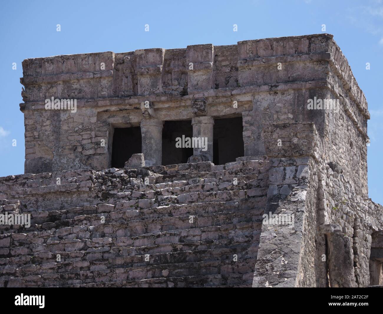 Tempio di dio dei venti a TULUM città in Messico su campo erboso Foto Stock