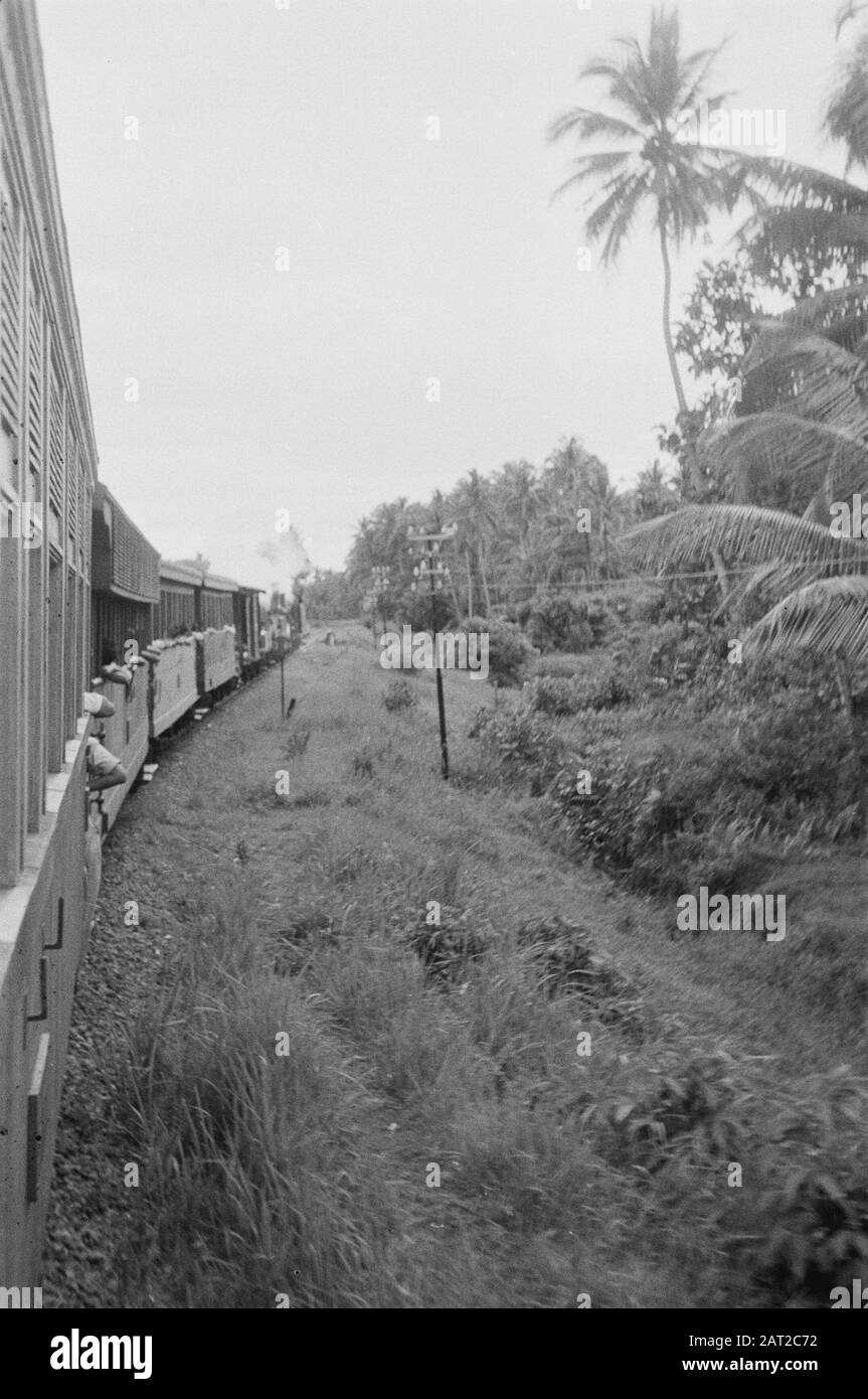 Getasan al Kopeng Foto tratto dal treno mobile Data: 21 Novembre 1947 Località: Getasan, Indonesia, Java, Indie Orientali Olandesi Foto Stock