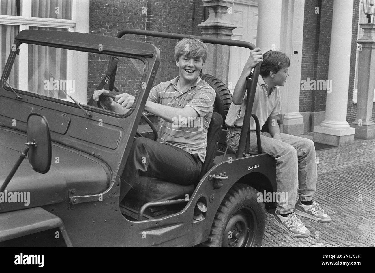 Foto-hour Royal family; Prince William Alexander in jeep, dietro di lui Prince Constantine Data: 5 luglio 1985 Parole Chiave: Princes Nome personale: Costantino, principe, Willem-Alexander, Principe di Orange Foto Stock