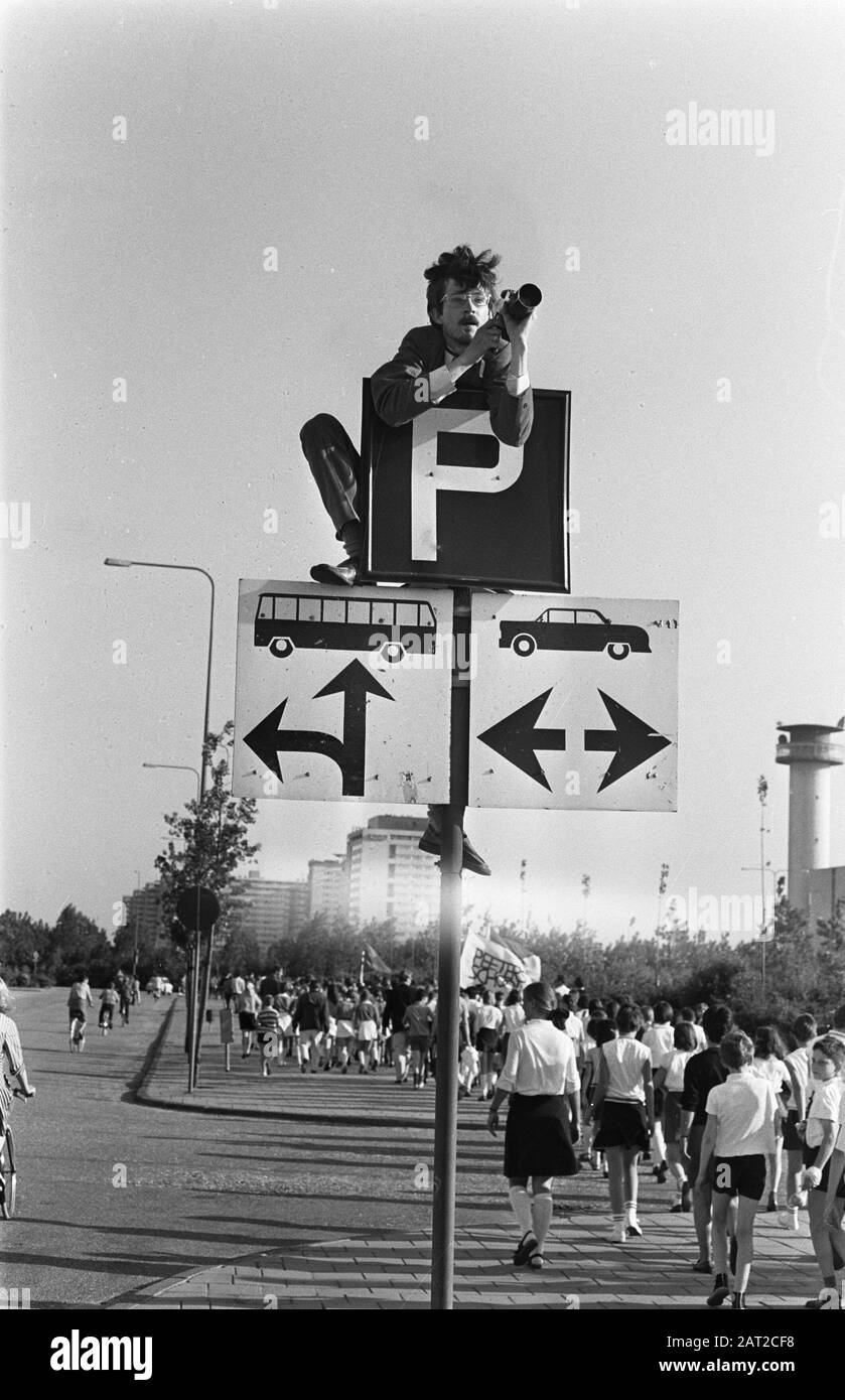 (R. Mieremet) al piano superiore per fotografare quattro giorni Data: 10 giugno 1969 Parole Chiave: VIEMAGES, fotografi Nome personale: MIEREWITH R. Foto Stock