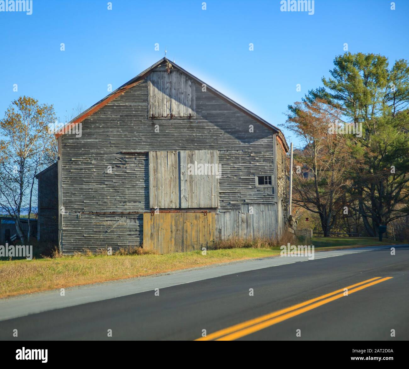 Vecchio Edificio Rurale Remoto Vecchio Magazzino Di Legno Vintage Vecchio Lungo La Strada. Barn, Agriturismo, Garage, Deposito, Granary, Logistica, Trasporti, Indust Foto Stock
