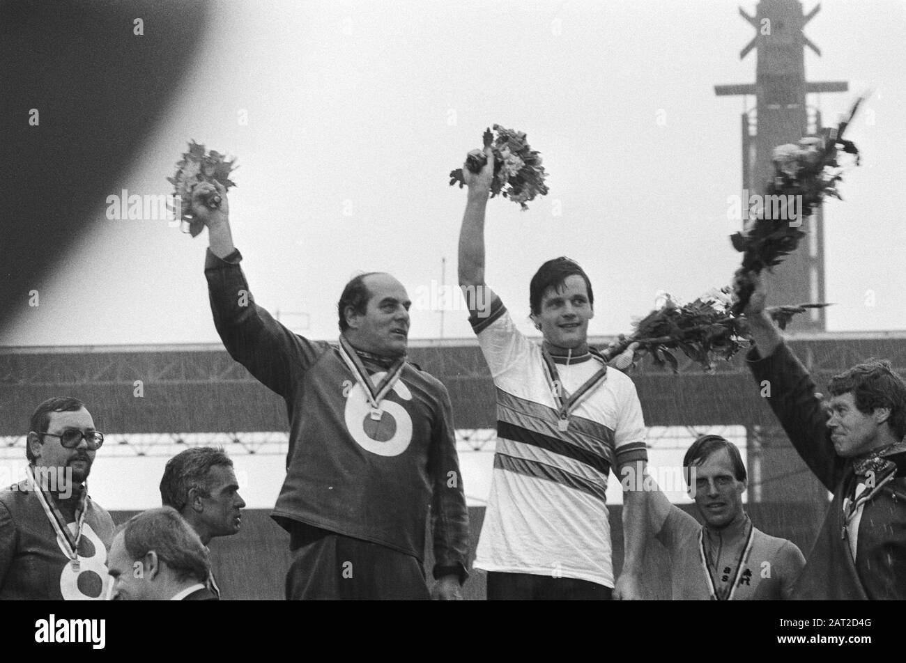 World Cycling Championships 1979 allo Stadio Olimpico di Amsterdam, soggiorno per i professionisti campione del mondo Martin Venix nella maglia arcobaleno e gangmaker Noppie Koch Data: 2 settembre 1979 posizione: Amsterdam, Noord-Holland Parole Chiave: Tributi, sport, ciclismo Nome personale: Koch, Noppie, Venix, Martin Foto Stock