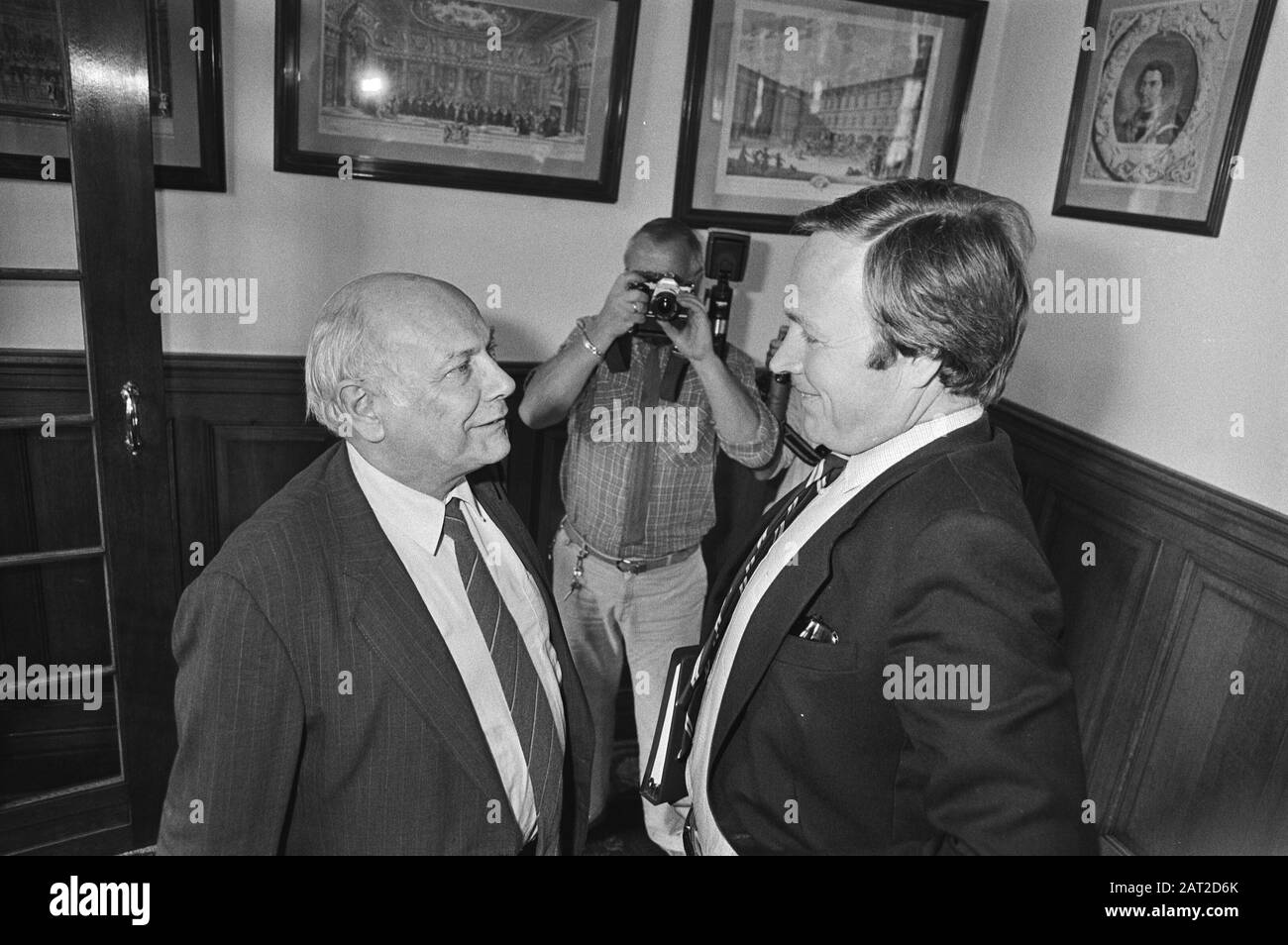 Costituzione del Gabinetto 1981 presidenti di gruppo Joop den Uyl (PVDA) e Jan Terlouw (D66) in conversazione nella costruzione della Casa durante la formazione del Gabinetto, mentre un fotografo di stampa in background il suo lavoro Fa Data: 27 agosto 1981 luogo: L'Aia, Zuid-Holland Parole Chiave: Conversazioni, formazioni di gabinetto, fotografi stampa, politici Nome personale: Terlouw, Jan, Uyl, Joop den Foto Stock