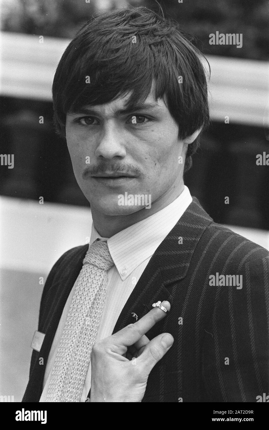Frank Jacobs con design premiato all'Amstel Hotel Frank Jacobs Data: 26 maggio 1983 Ubicazione: Amsterdam, Noord-Holland Parole Chiave: Ritratti, gioielli, design Nome personale: Jacobs, Frank Nome istituto: Amstel Hotel Foto Stock