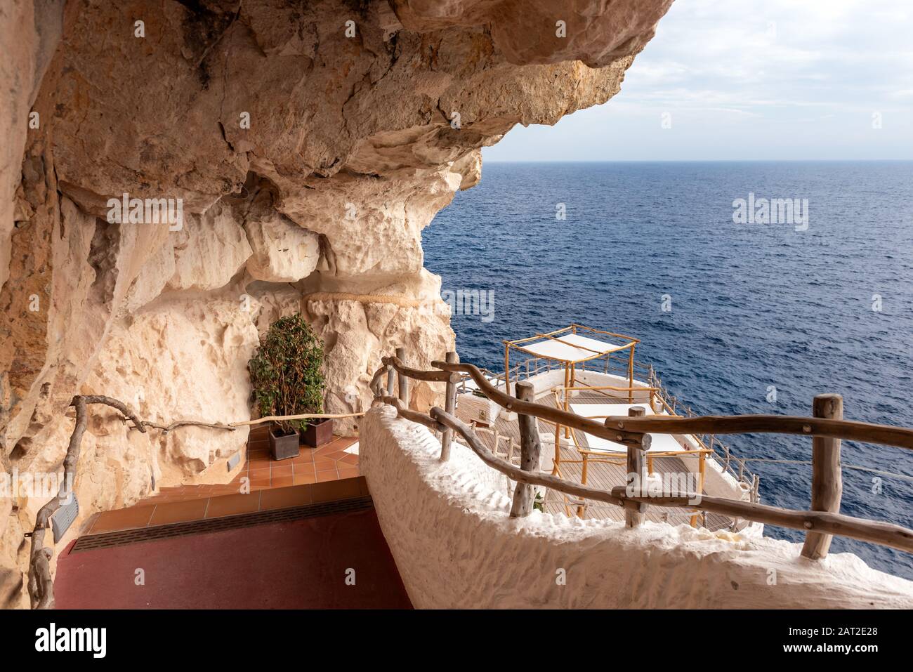 Minorca, Spagna - 14 ottobre 2019: Bar caffè sul mare nelle grotte dell'isola di Minorca, Spagna Foto Stock