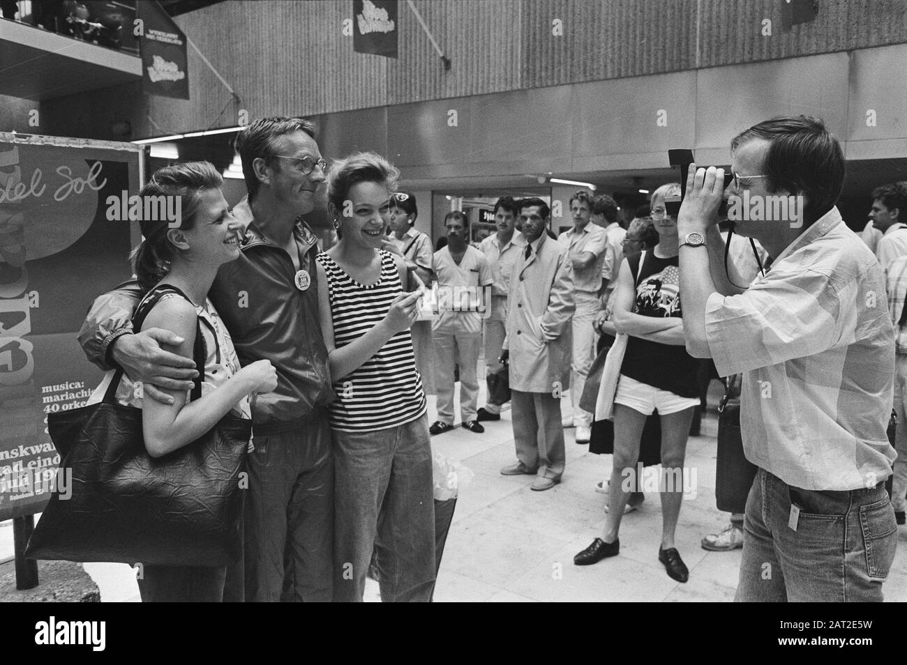 Freek de Jonge è stato fotografato per F.. 10, - a Utrecht per aiutare i senzatetto in Messico Data: 16 giugno 1986 luogo: Utrecht Parole Chiave: Photographers Nome personale: Freek de Jonge : Gerrits, Roland/Anefo Foto Stock
