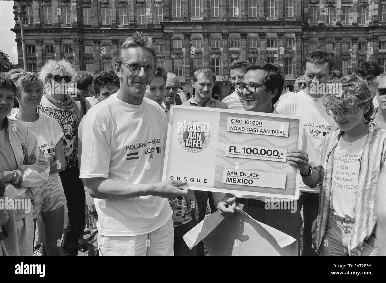 Freek de Jonge (l) mani in azione per il Messico su Dam ad Amsterdam assegno di F.. 100.000, - a J. Varga (r), Data: 23 Giugno 1986 Località: Amsterdam, Noord-Holland Parole Chiave: Actions, Cheques Nome personale: Freek de Jonge, J. Vargas Foto Stock
