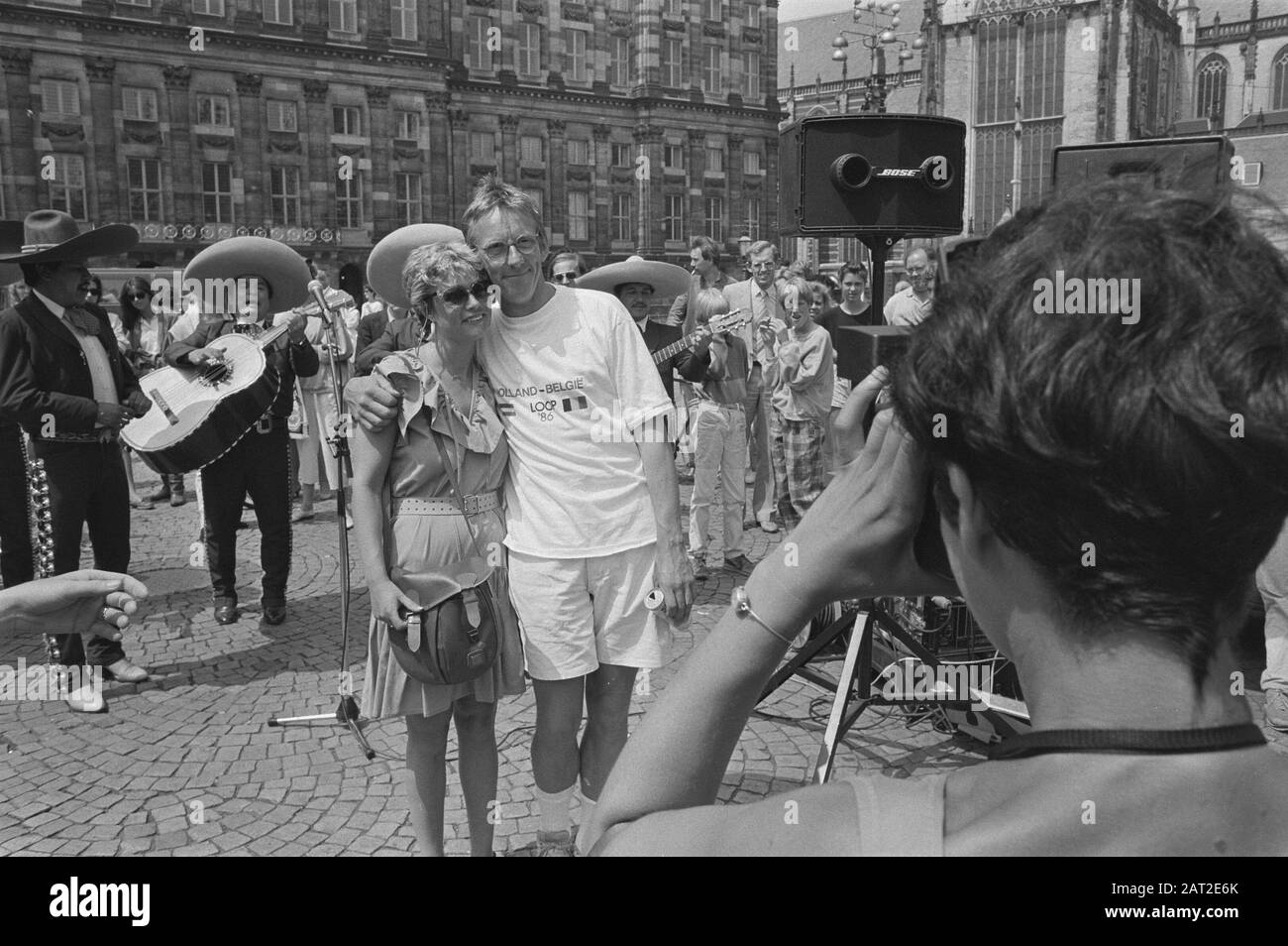 Freek de Jonge (l) consegna in azione per il Messico su Dam ad Amsterdam assegno di F.. 100.000, - a J. Varga (r), Data: 23 Giugno 1986 Località: Amsterdam, Noord-Holland Parole Chiave: Actions Nome personale: Freek de Jonge, J. Vargas Foto Stock