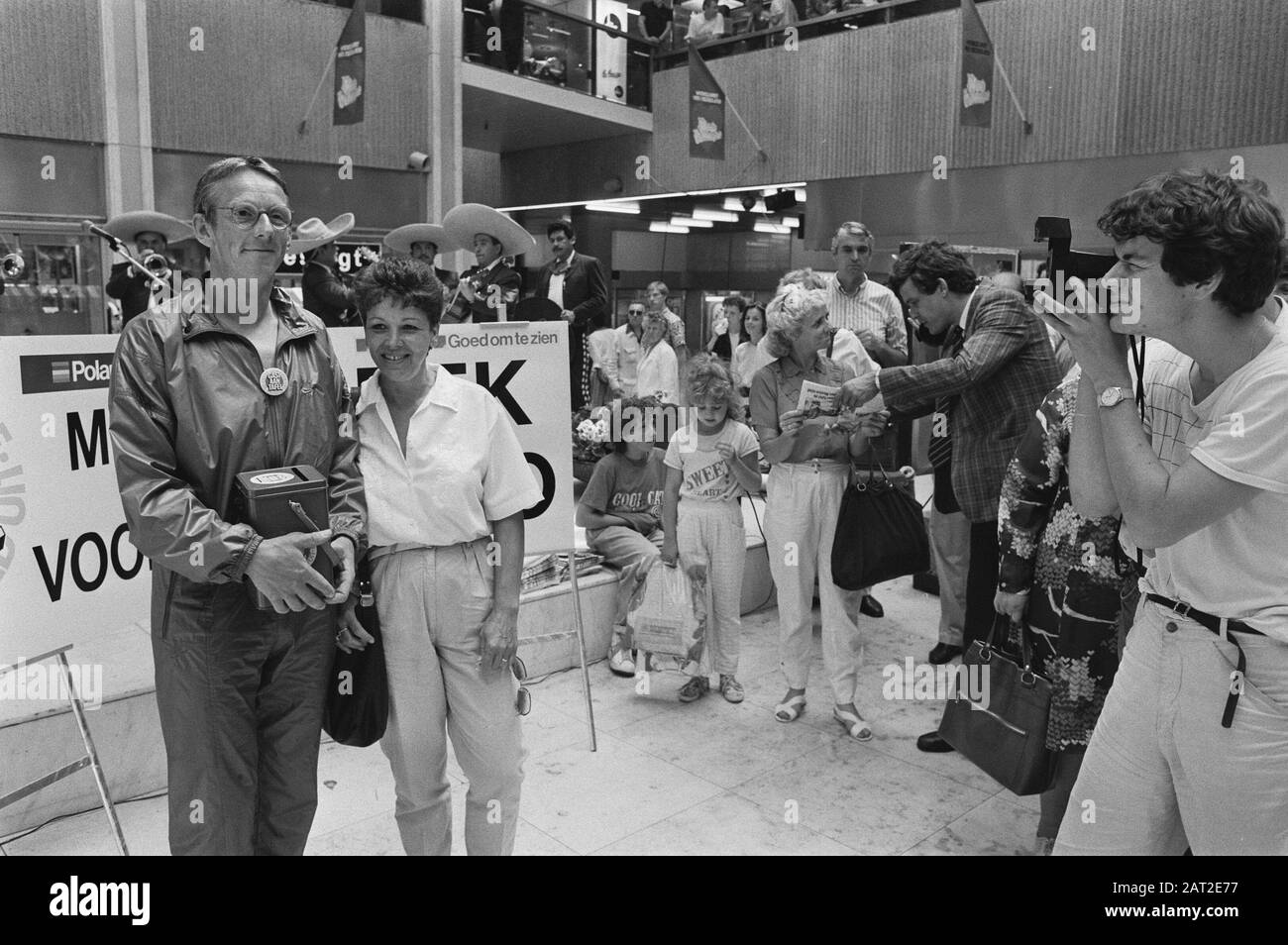 Freek de Jonge è stato fotografato per F.. 10, - a Utrecht per aiutare i senzatetto in Messico Data: 16 giugno 1986 luogo: Utrecht Parole Chiave: Photographers Nome personale: Freek de Jonge : Gerrits, Roland/Anefo Foto Stock