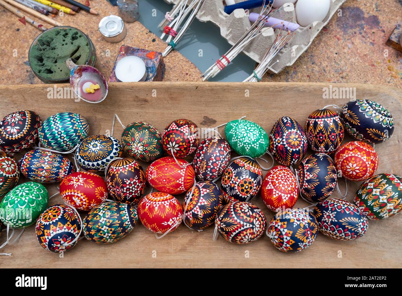 28 gennaio 2020, Brandeburgo, Lübbenau: In una ciotola si trovano uova sorbiane. Dietro di esso, si possono vedere quills fatti di piume d'oca e piccione. Sono immersi in cera, che poi è dilettata sulle uova. Così, simboli tipici come il dente del lupo, il nido d'ape o la ruota del sole sono creati sulle uova. I Sorbs in Lausitz sono famosi per la decorazione artistica delle uova di Pasqua. Foto: Stephan Schulz/dpa-Zentralbild/ZB Foto Stock