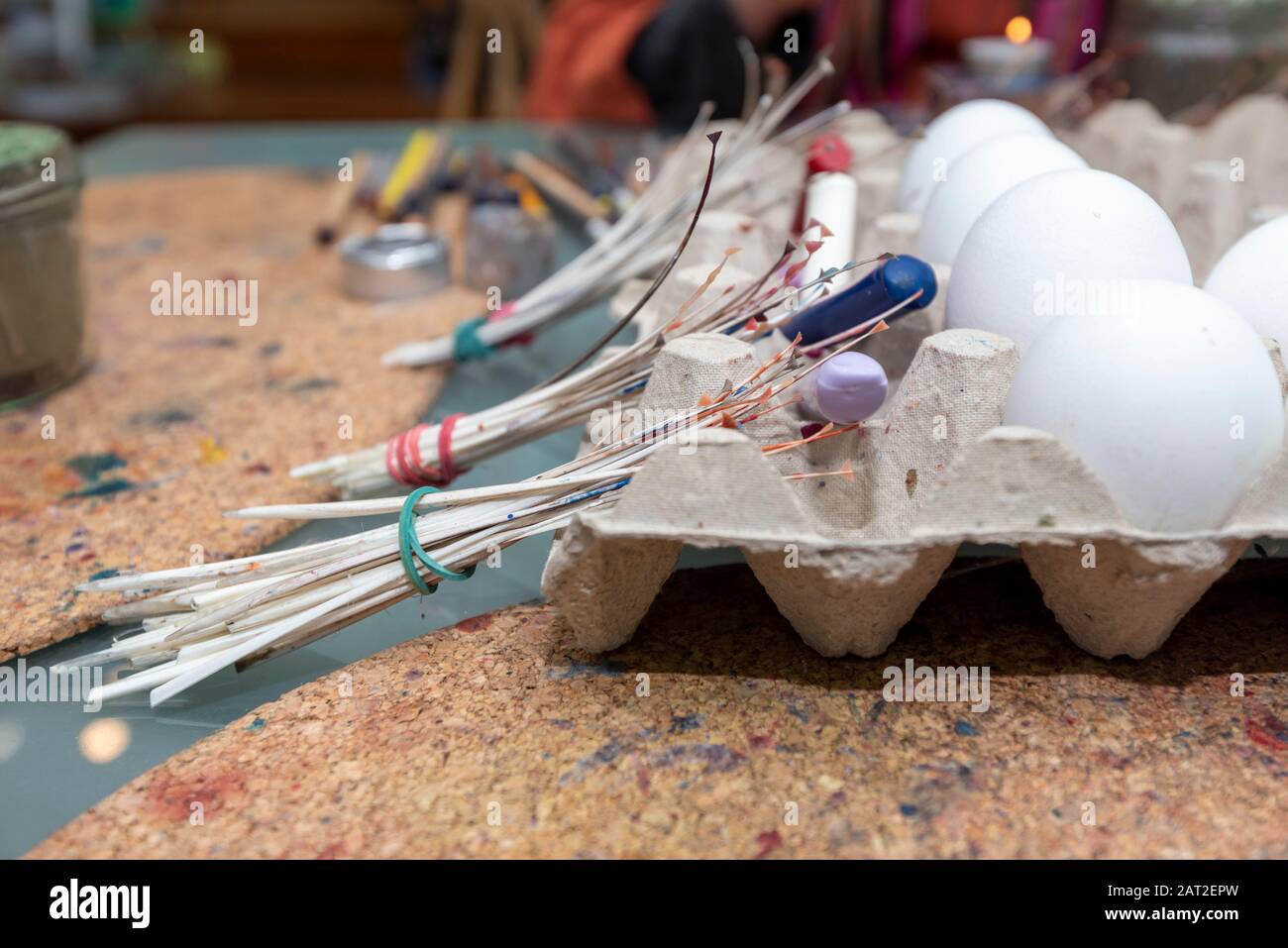 28 gennaio 2020, Brandeburgo, Lübbenau: Nel laboratorio per le uova sorbiane a Lübbenau, i quills si appoggiano contro un pacchetto di uova. Le quills sono fatte di piume d'oca o di piccione. Sono necessari per tamponare i denti del lupo, le ruote del sole, i favi di miele e altri modelli tradizionali sulle uova di gallina bianca. I Sorbs in Lausitz sono famosi per la decorazione artistica delle uova di Pasqua. Foto: Stephan Schulz/dpa-Zentralbild/ZB Foto Stock