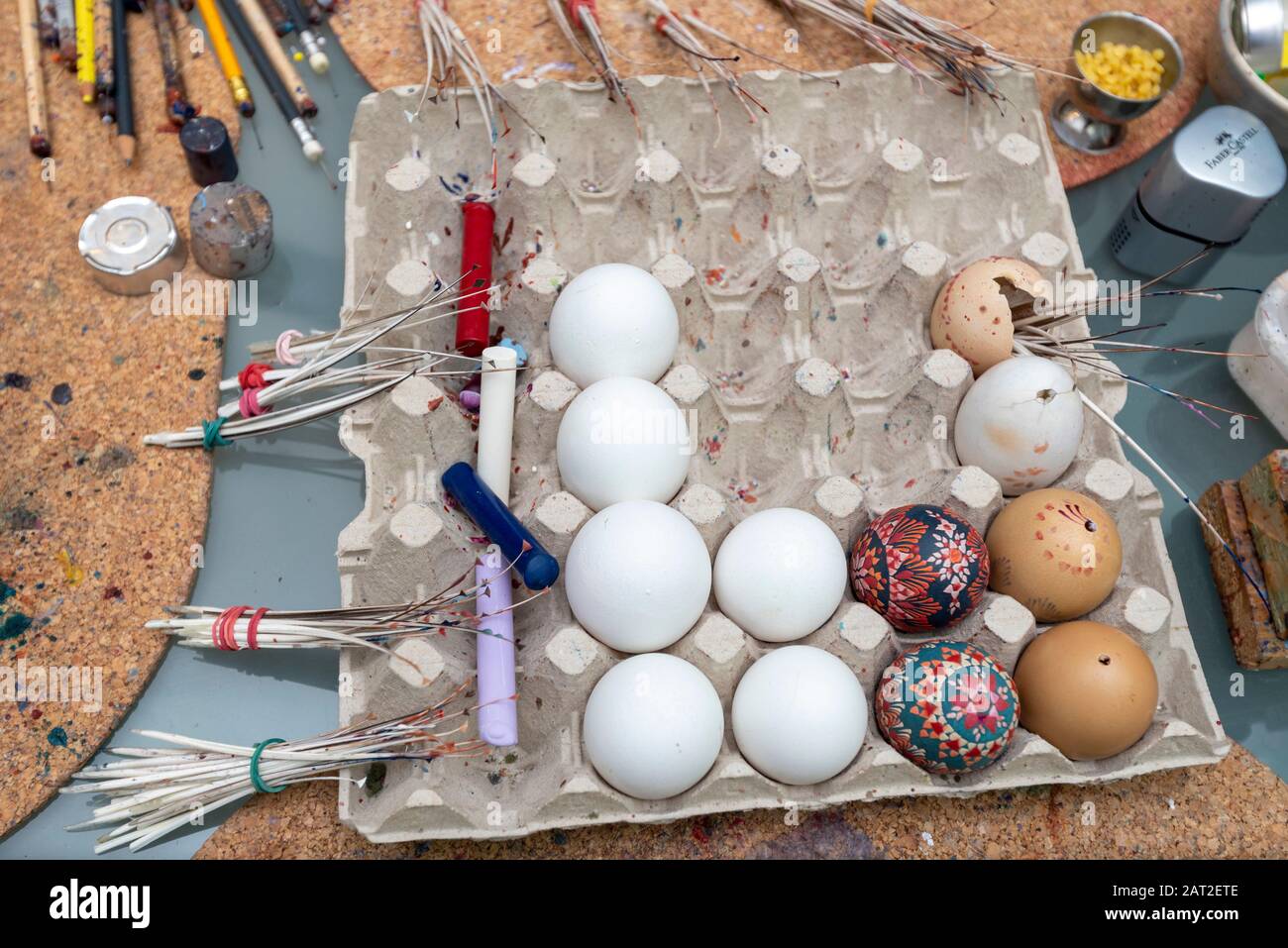 28 gennaio 2020, Brandeburgo, Lübbenau: Nel laboratorio per le uova sorbiane a Lübbenau, i quills si appoggiano contro un pacchetto di uova. Le quills sono fatte di piume d'oca o di piccione. Sono necessari per tamponare i denti del lupo, le ruote del sole, i favi di miele e altri modelli tradizionali sulle uova di gallina bianca. I Sorbs in Lausitz sono famosi per la decorazione artistica delle uova di Pasqua. Foto: Stephan Schulz/dpa-Zentralbild/ZB Foto Stock
