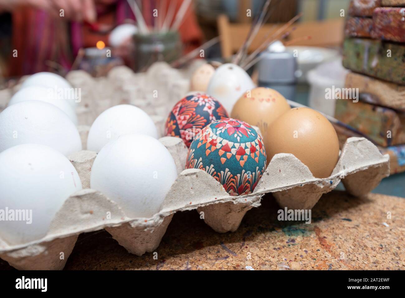 28 gennaio 2020, Brandeburgo, Lübbenau: Nel laboratorio per le uova sorbiane in uova di gallina bianche e marroni di Lübbenau si trovano accanto a uova di Pasqua sorbiane riccamente decorate. Foto: Stephan Schulz/dpa-Zentralbild/ZB Foto Stock
