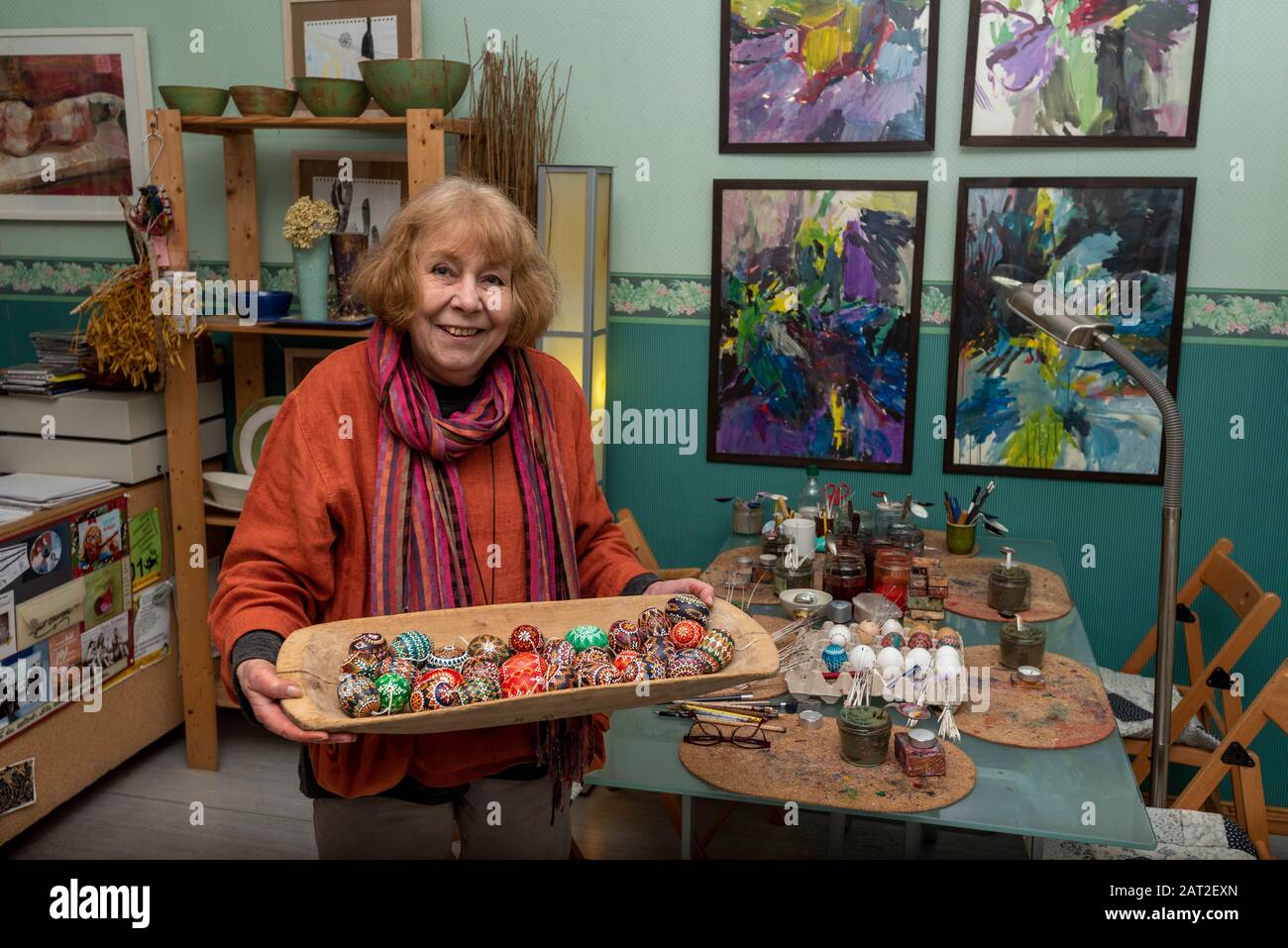 28 gennaio 2020, Brandeburgo, Lübbenau: Bärbel Lange tiene in mano una ciotola di legno con uova di Pasqua sorbiane. Decora le uova di pollo bianco tutto l'anno usando la tecnica batik di cera o la tecnica di bossier. I Sorbs in Lausitz sono famosi per la decorazione artistica delle uova di Pasqua. Foto: Stephan Schulz/dpa-Zentralbild/ZB Foto Stock