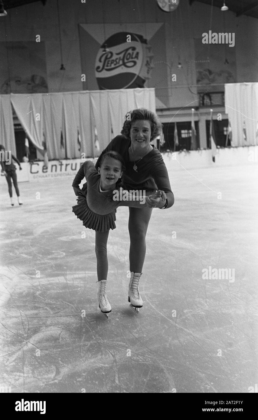 Gala sera arte lotta, in occasione del 25 anni Haagse Hoky, Sjoukje Dijkstra con il 9 anni Marja Boumans Data: 24 ottobre 1962 Parole Chiave: Arte lotta nome Persona: Dijkstra, Sjoukje, Hoky Foto Stock Gala sera arte lotta, in occasione del 25 anni Haagse Hoky, Sjoukje Dijkstra con il 9 anni Marja Boumans Data: 24 ottobre 1962 Parole Chiave: Arte lotta nome Persona: Dijkstra, Sjoukje, Hoky Foto Stock
