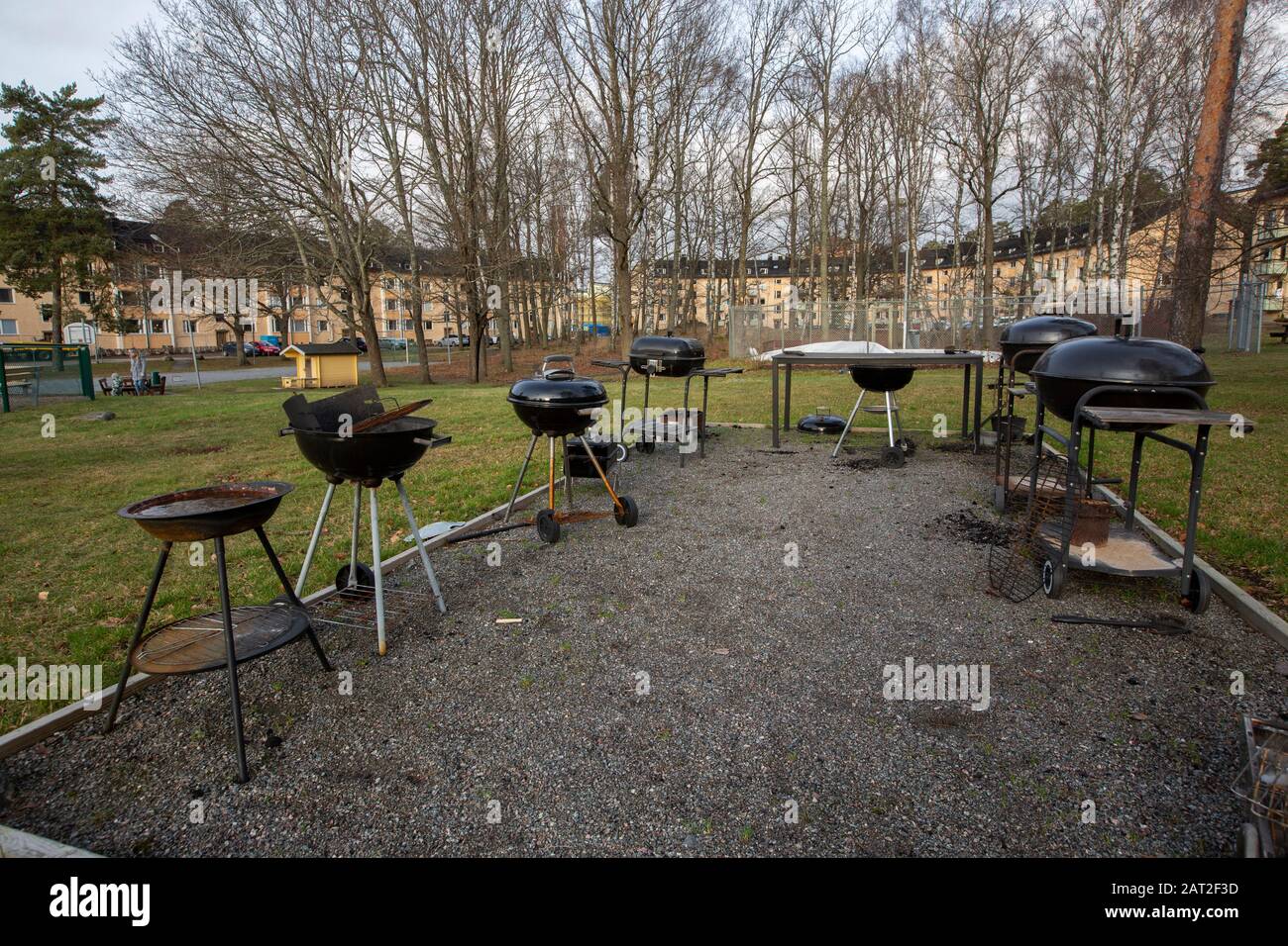 I barbecue sono pronti in previsione della prima serata barbecue primaverile. Foto Stock