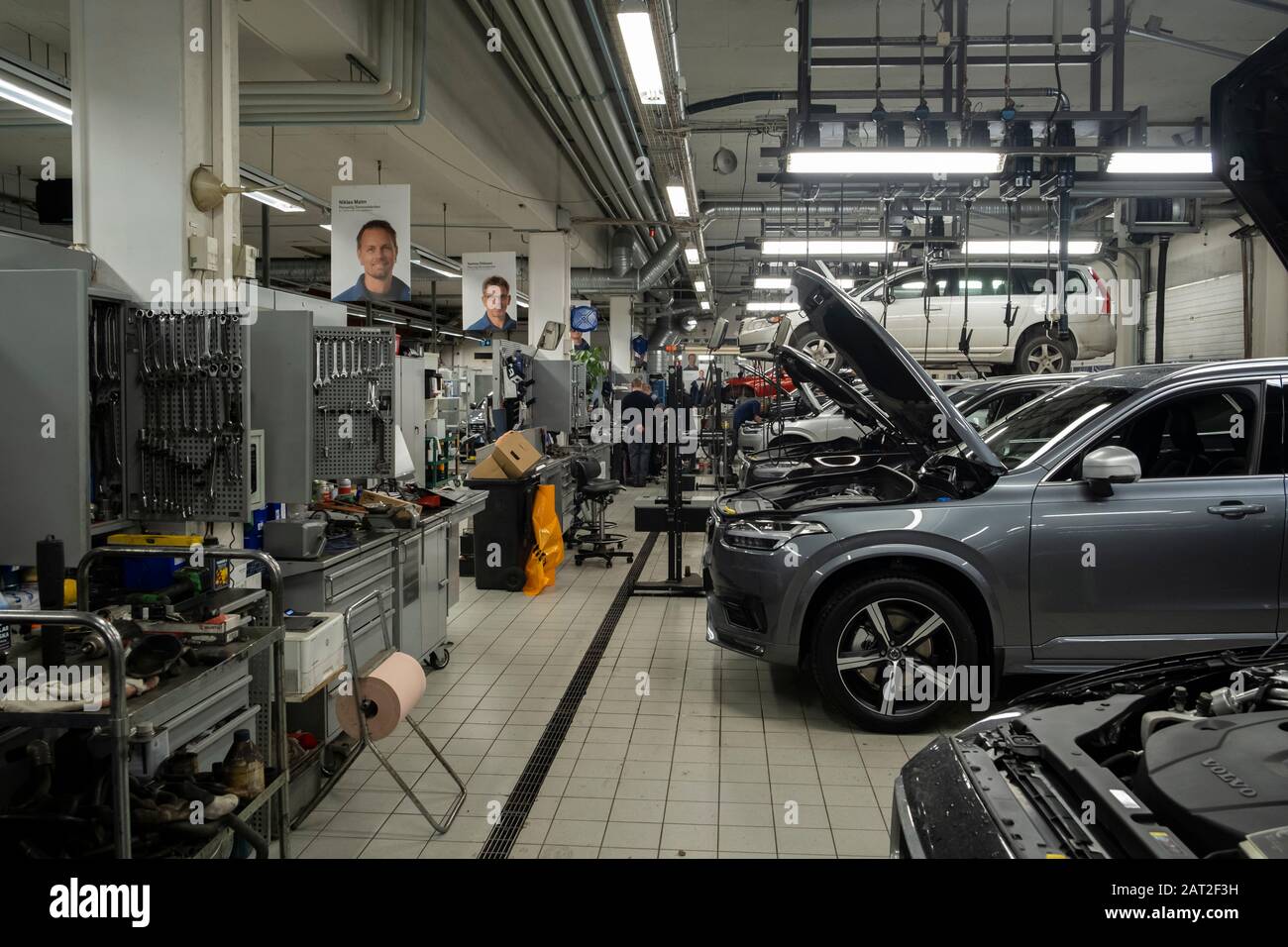 Le auto vengono riparate e sottoposte a manutenzione in un garage. Foto Stock