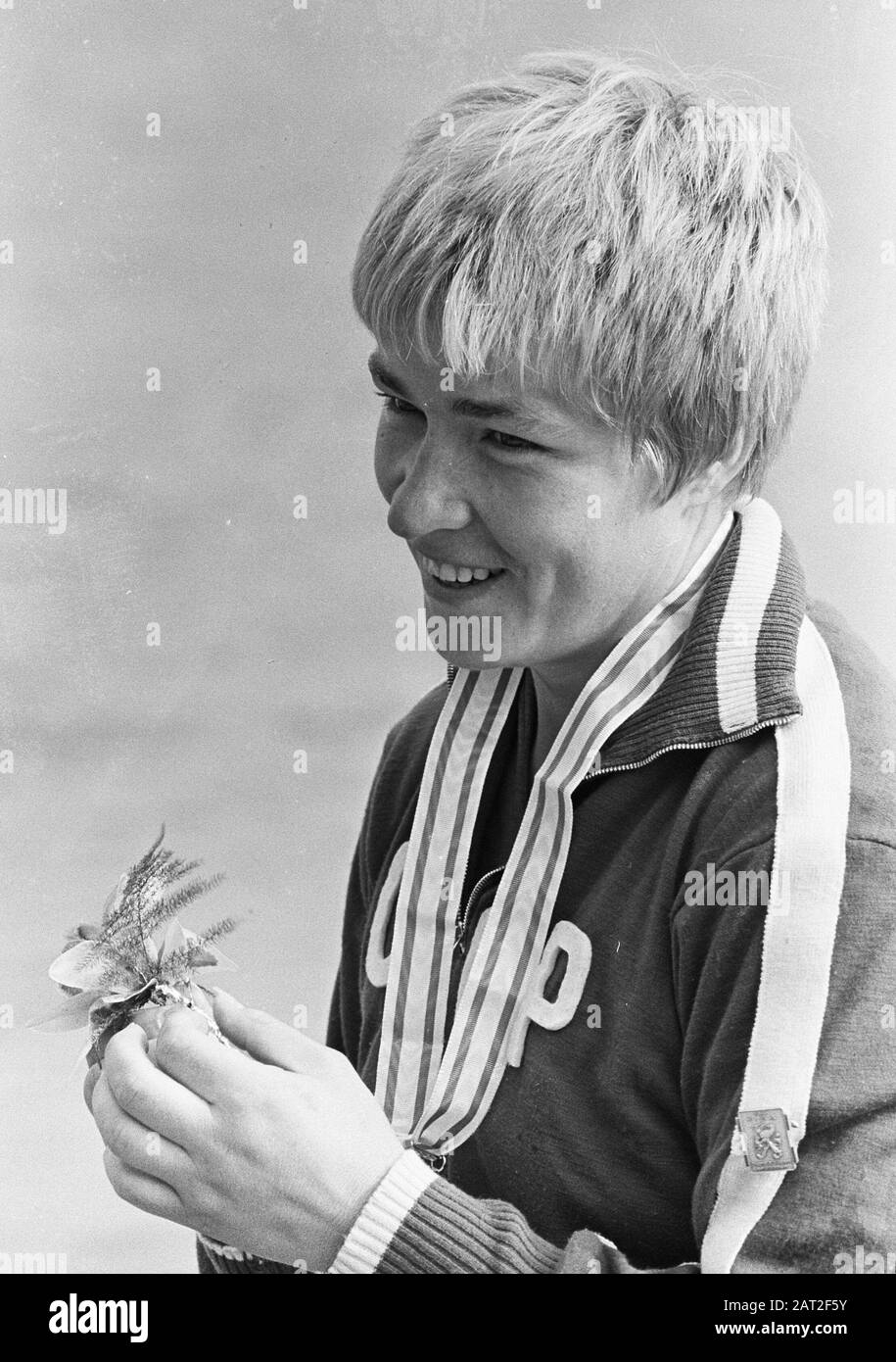 Campionato europeo di aratura femminile 1966, Galina Konstantinova con medaglia e fiore, vincitore numero skif; Foto Stock