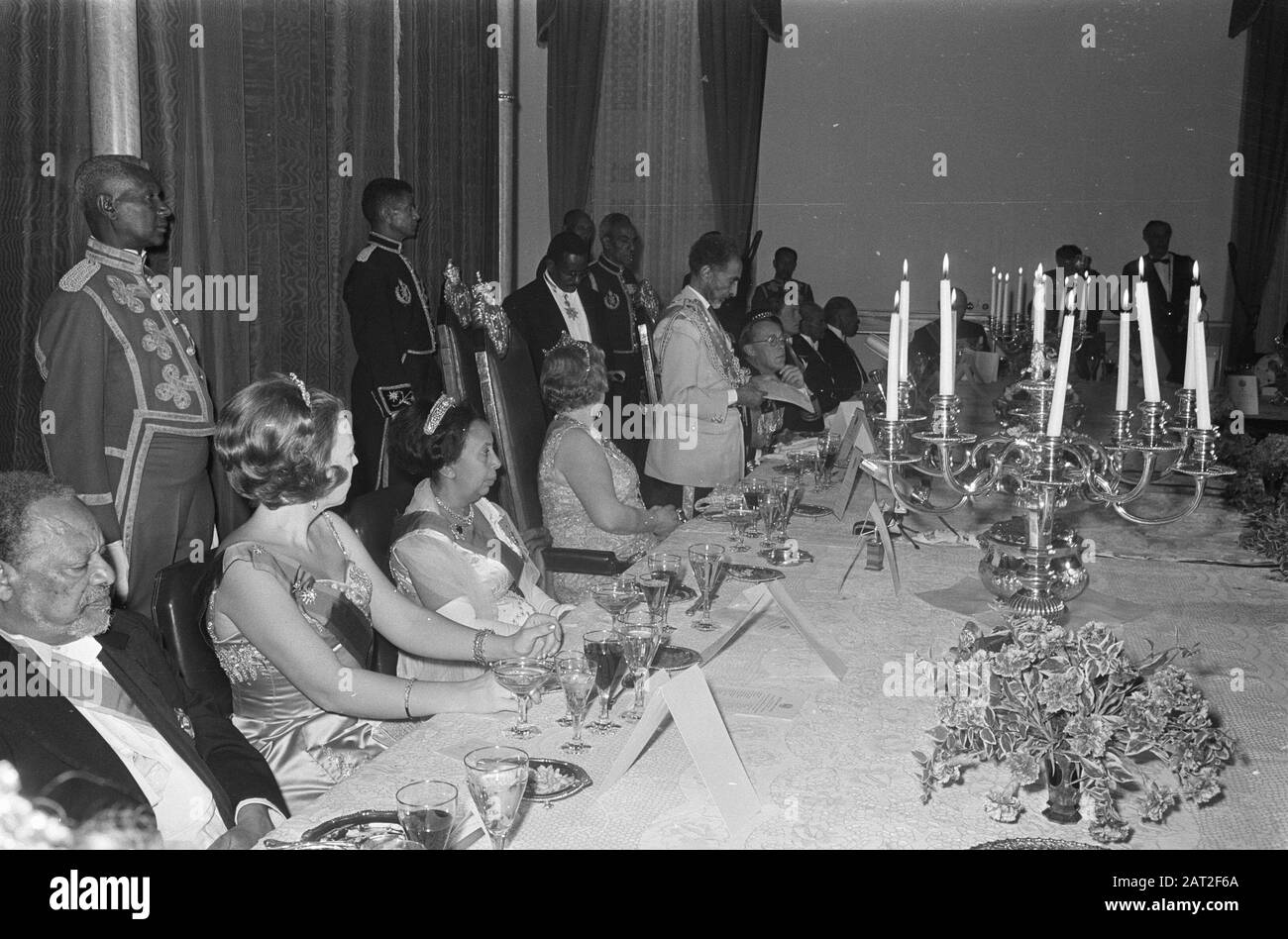 Cena di gala in Imperial Palace panoramica tavolo da pranzo, a sinistra Principessa Beatrix Data: 24 Gennaio 1969 Parole Chiave: Gala diners Nome utente: Beatrix, Princess Foto Stock