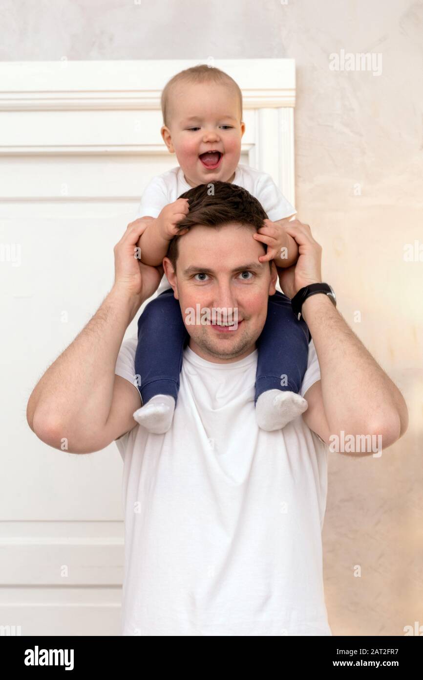 Soddisfare l'uomo con il bambino allegro sulle spalle Foto Stock