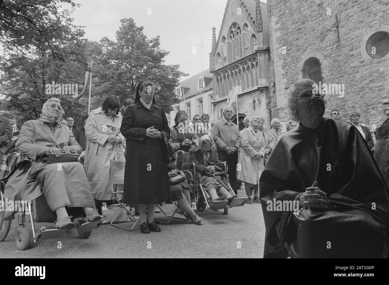 Servizio di preghiera Papa J. P. II su grande schermo di proiezione per La Basilica di nostra Signora a Maastricht; interessato Data: 6 giugno 1987 Parole Chiave: Servizi di preghiera Nome personale: Giovanni Paolo II (papa), Onze lieve VrouwewBasilica Foto Stock