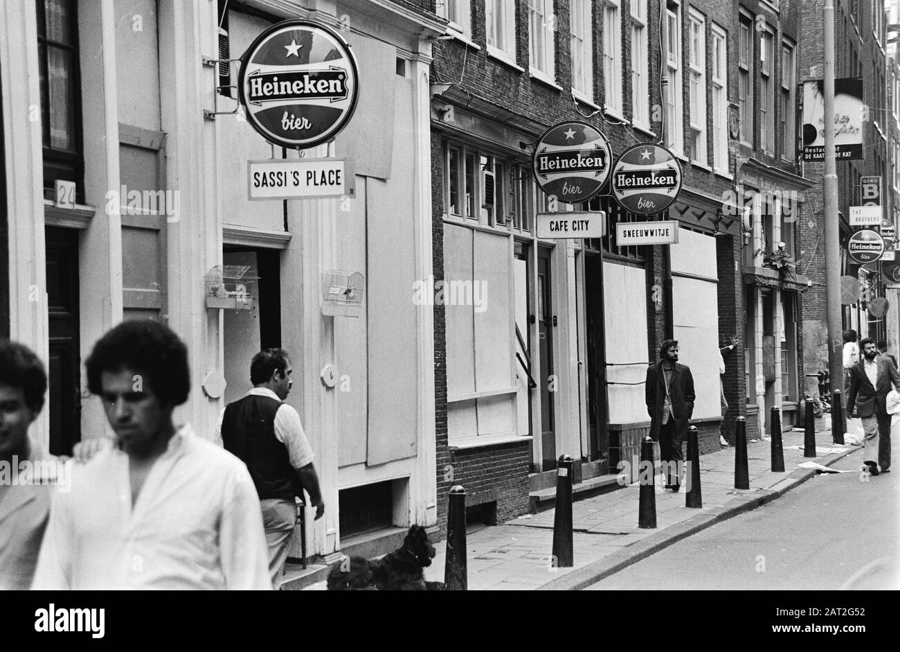 Interesse in edifici crackizzati al principe Hendrikkade ad Amsterdam finestre Blinded di caffè Data: 16 agosto 1980 posizione: Amsterdam, Noord-Holland Parole Chiave: Caffè, squats Foto Stock