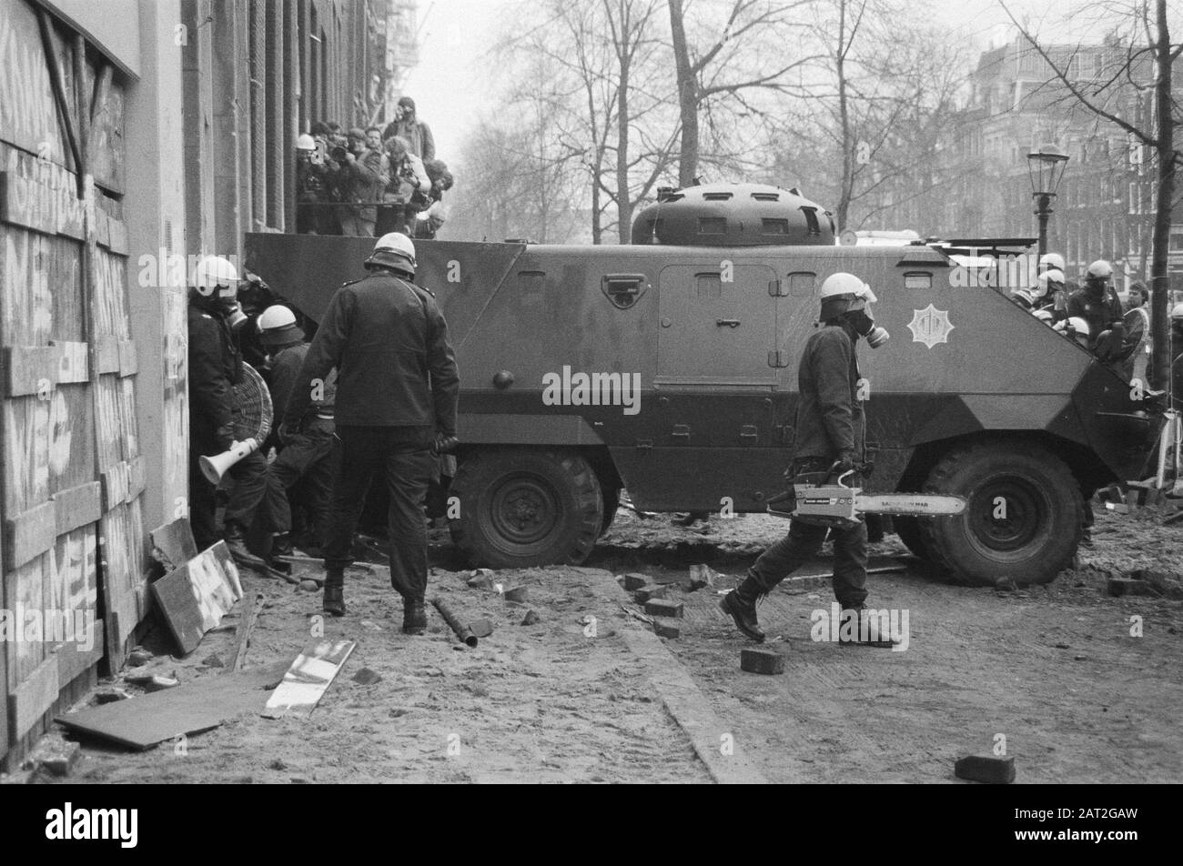 Erosione di uno squat al Prinsengracht 715 in Amsterdam Building è evacuato dal ME con una macchina blindata Data: 9 febbraio 1981 luogo: Amsterdam, Noord-Holland, Prinsengracht Parole Chiave: Dimostrazioni, edifici, scatteri, unità mobile, sfratti, veicoli corazzati, polizia, barriere Foto Stock